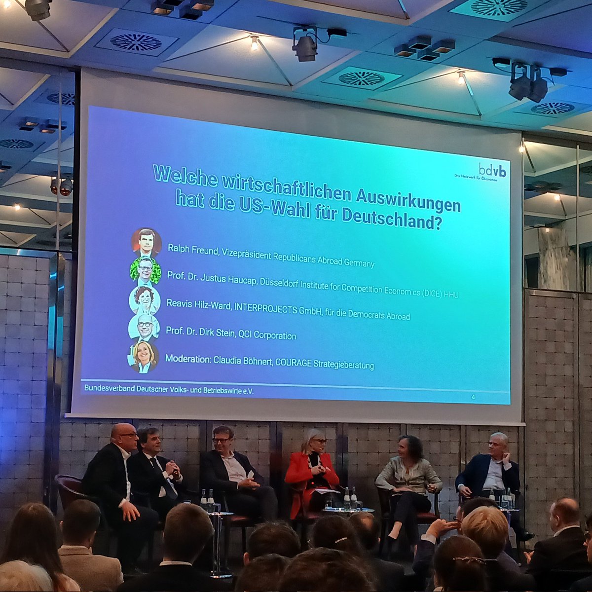 bdvb_ev's tweet image. Es wird spannend: Die erste Podiumsdiskussion über die wirtschaftlichen Auswirkungen der US-Wahl für Deutschland mit der Moderation von Claudia Böhnert hat begonnen. Mit dabei sind Ralph Freund, Prof. Dr. Haucap, Reavis Hilz-Ward und Prof. Dr. Dirk Stein.
#uswahl2024 #bdvb