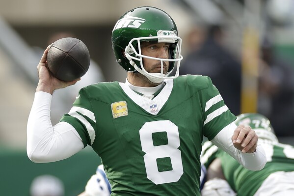 the_dunkin_dad's tweet photo. The @Giants just released #DanielJones in a move that potentially salvages his career in the @NFL and allows the organization to move forward. 
Maybe the @jets should do the same thing with their #8 QB? 🤔

#Jets
#Rodgers #jones #NFL https://t.co/wqqstjv3bk