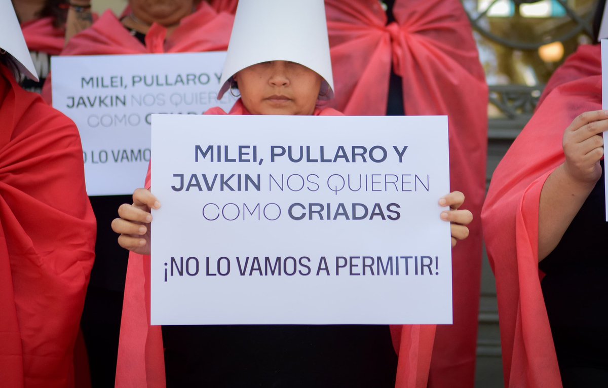 MajoPoncino's tweet photo. MILEI, PULLARO Y JAVKIN NOS QUIEREN COMO #criadas ! 

No lo vamos a permitir! 

#Rosario https://t.co/nheXGPZufl