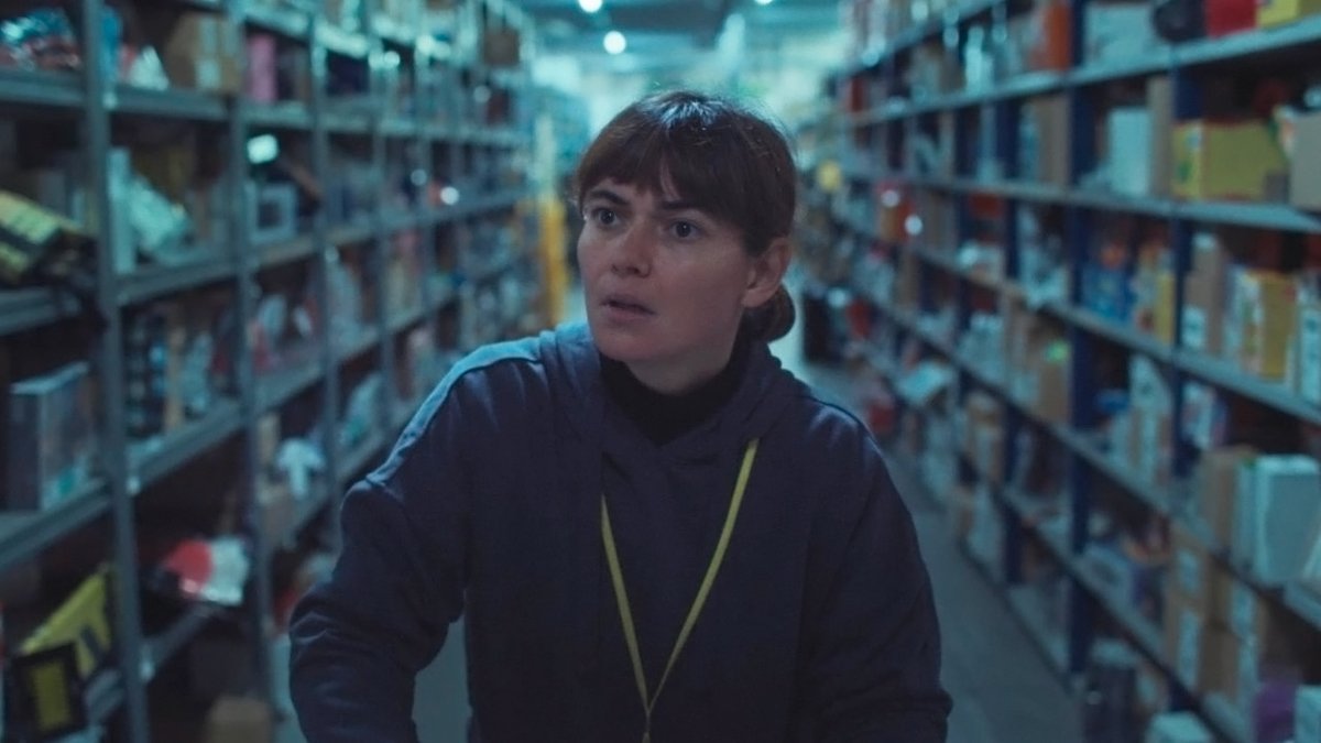 «On Falling» (Gran Bretagna, Portogallo, 2024) è un film della regista portoghese Laura Carreira, prodotto da Ken Loach e presentato al Rome Film Fest. 

Racconta la vita della protagonista Aurora, che trascorre la propria esistenza alienata in un magazzino della grande