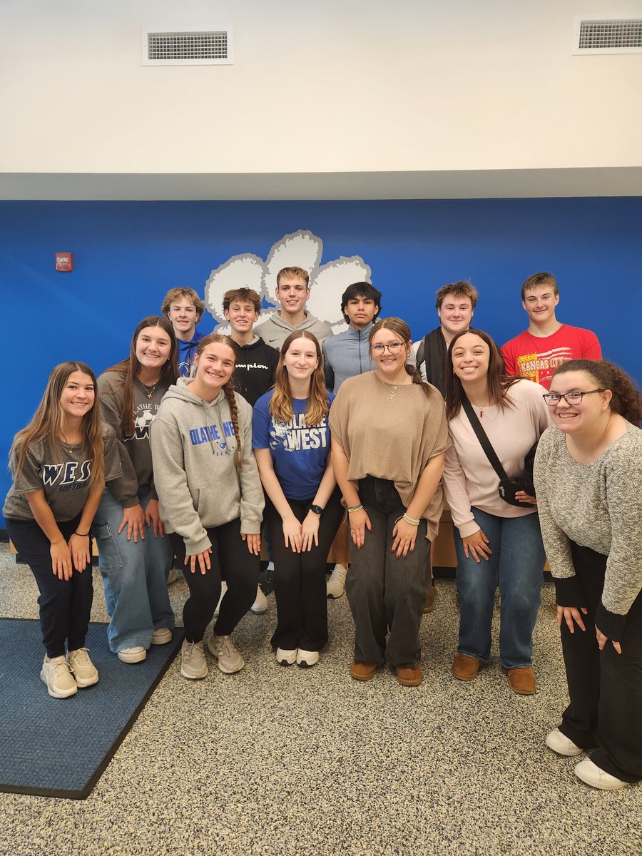 So proud of this amazing group of OW students for all their hard work and energy! From academic help to judging Pickle Ball, they’ve truly made a difference at Oregon Trail. The fun and impact are undeniable! #OWGiveAHoot <a href="/ADButlerOW/">ADButlerOW</a> <a href="/OWNovacekOWLS/">Jay Novacek</a>