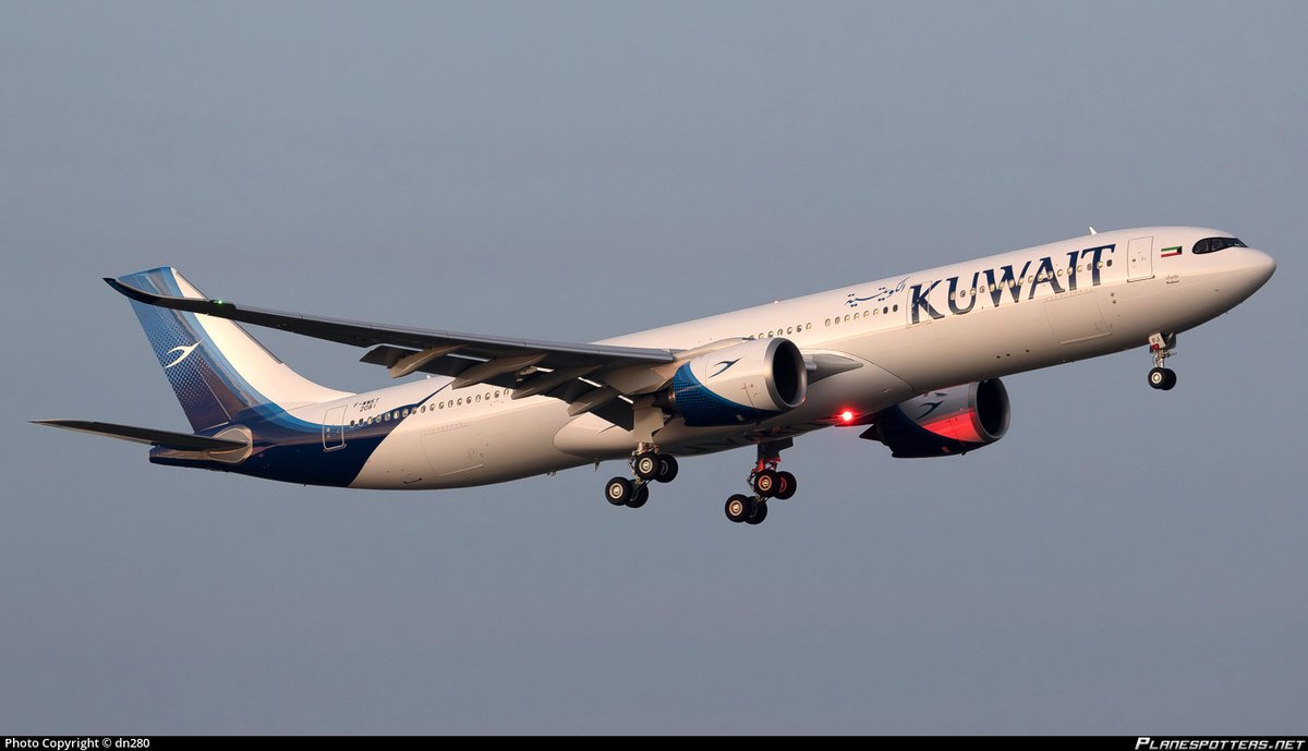AviationWG's tweet photo. مقصورة الكويتية الجديدة لطائرات A330-900..

تقترب الخطوط الكويتية من موعد إستلام أولى طائراتها من طراز A330-900، والتي بدأت إختباراتها الجوية الأسبوع الماضي.

الطائرة الأولى من طراز A330-900 ستحمل التسجيل الكويتي 9K-APJ بعد تسليمها للكويتية، وسيتم تزويدها بثلاث درجات سفر.

المقصورة الجديدة تم الإعلان عنها لأول مرة مطلع عام 2023، وستضم أجنحة لرجال الأعمال بتوزيع 1-2-1، بالإضافة إلى الدرجة الإقتصادية المميزة بتوزيع 2-3-2، والدرجة الإقتصادية بتوزيع 2-4-2.

ماهو رأيك بتصميم المقصورة؟