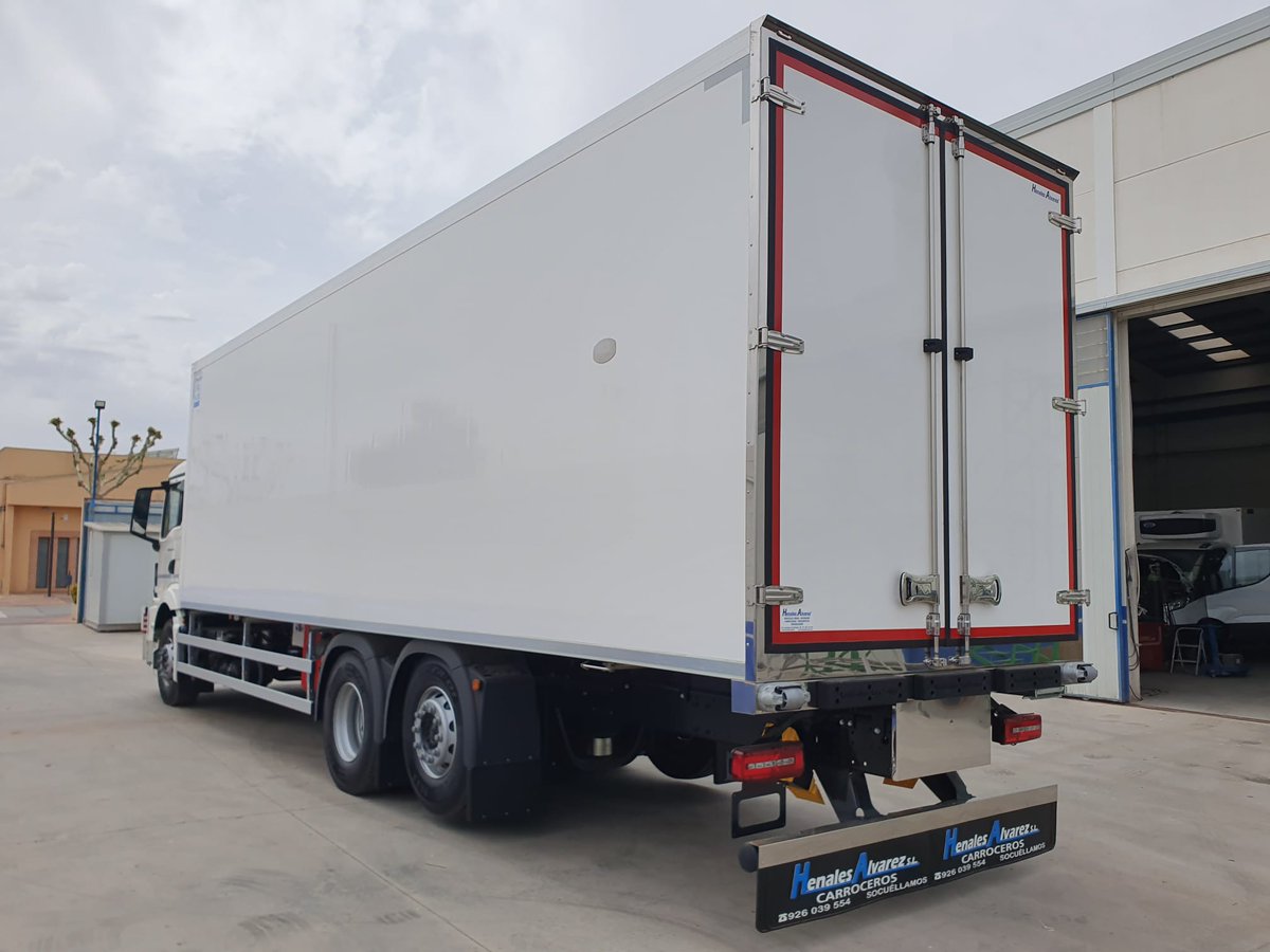 Carrocería frigorífica de panel sándwich de poliéster, con suelo en fibra gris antideslizante y zócalo de poliéster. Con 2 puertas traseras, 2 líneas de amarre en interior y equipo de frío autónomo diésel y con eléctrico. Montada sobre Man de 26 toneladas: tinyurl.com/4a3xrh5r