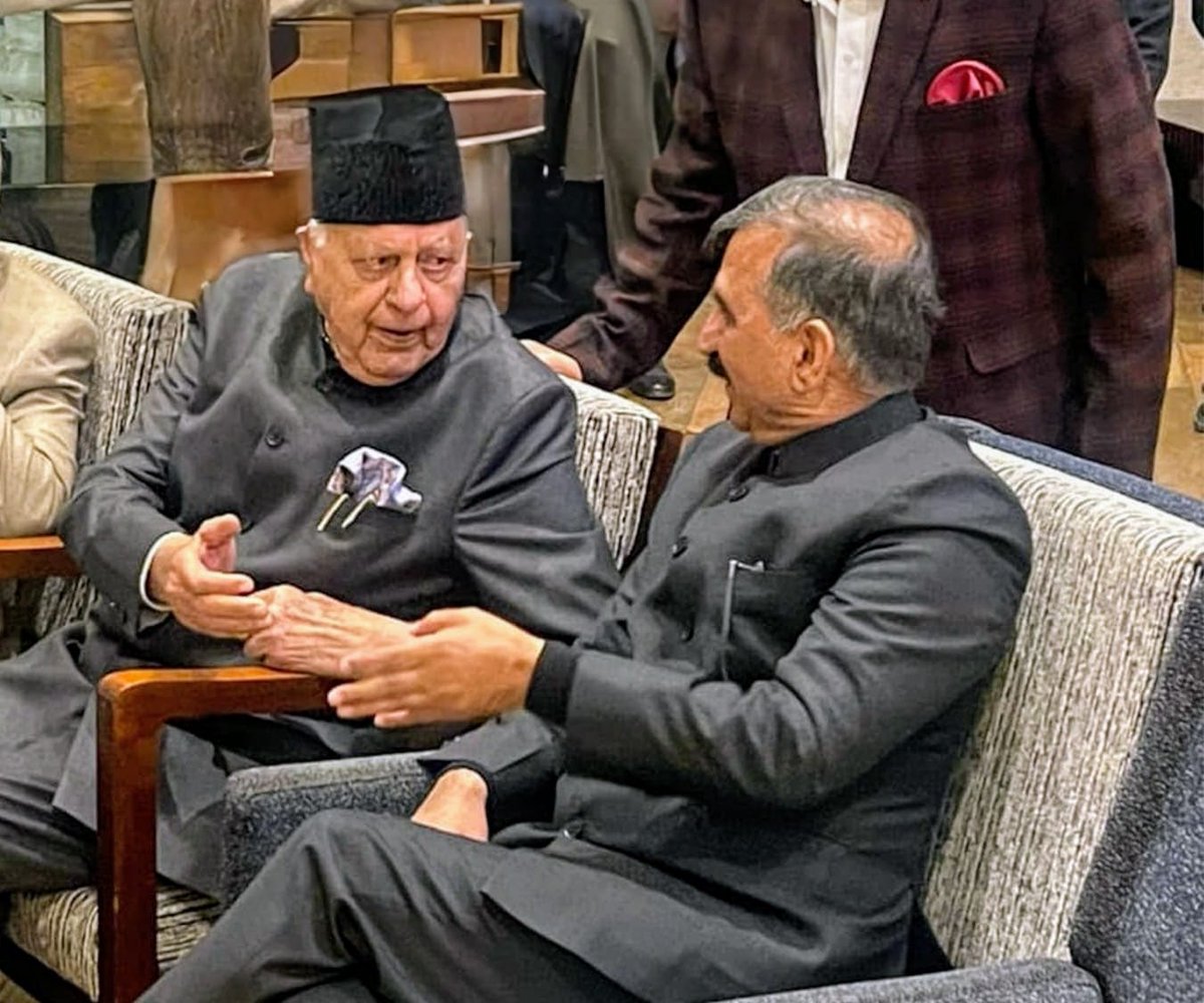 SukhuSukhvinder's tweet photo. आज चंडीगढ़ में एक निजी कार्यक्रम के दौरान जम्मू-कश्मीर के पूर्व मुख्यमंत्री फारूक अब्दुल्ला जी से मुलाकात हुई। 

जम्मू-कश्मीर में इंडिया गठबंधन की सरकार बनने पर उन्हें बधाई दी।

इस महत्वपूर्ण बातचीत में अनेक राजनीतिक और सामाजिक मुद्दों पर गहन विचार-विमर्श हुआ। https://t.co/9seF6WbhD0