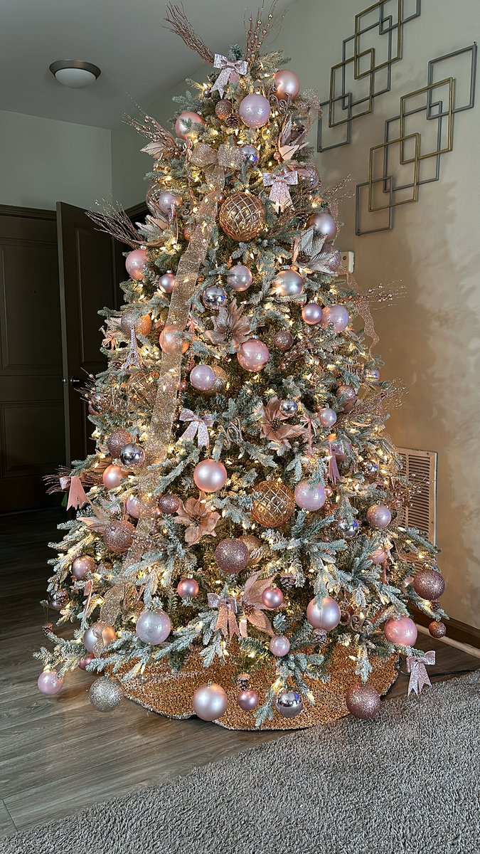 zothebiggest's tweet photo. My tree 😍 https://t.co/RLTf3nnVIN