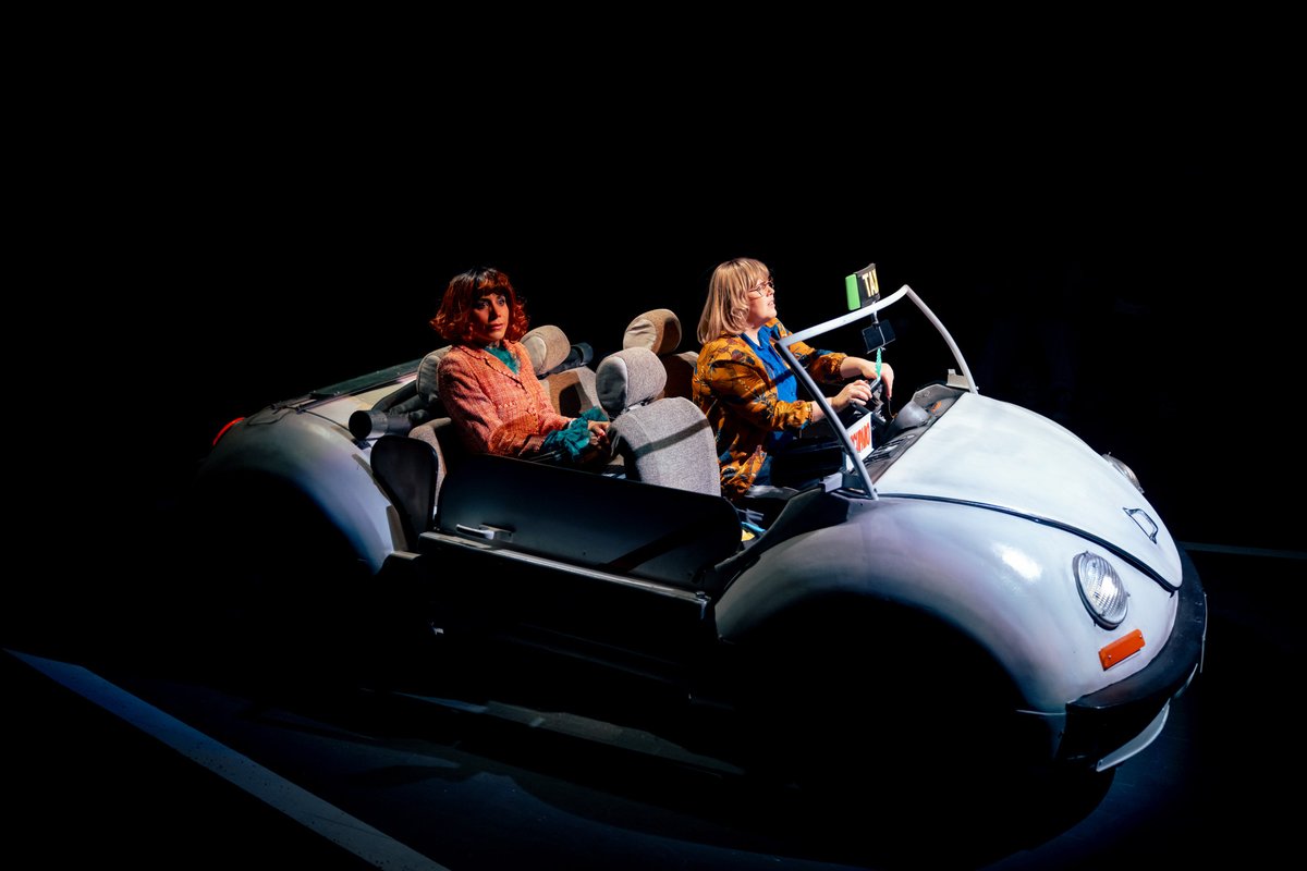 "Bèsties interpretatives que descol·loquen a cada frase" – <a href="/EnPlatea/">EnPlatea</a> 
 🔥 @martatomasa1 i @gemmamart82 brillen a #Fisterra.
 🎭 Dues dones, un taxi, i molta comèdia!
Una comèdia delirant de <a href="/gon_ferran/">ferran.gon</a> dirigida per <a href="/ReguantXenia/">Xenia Reguant Contreras</a> 
 🚖🎟salaversusglories.cat