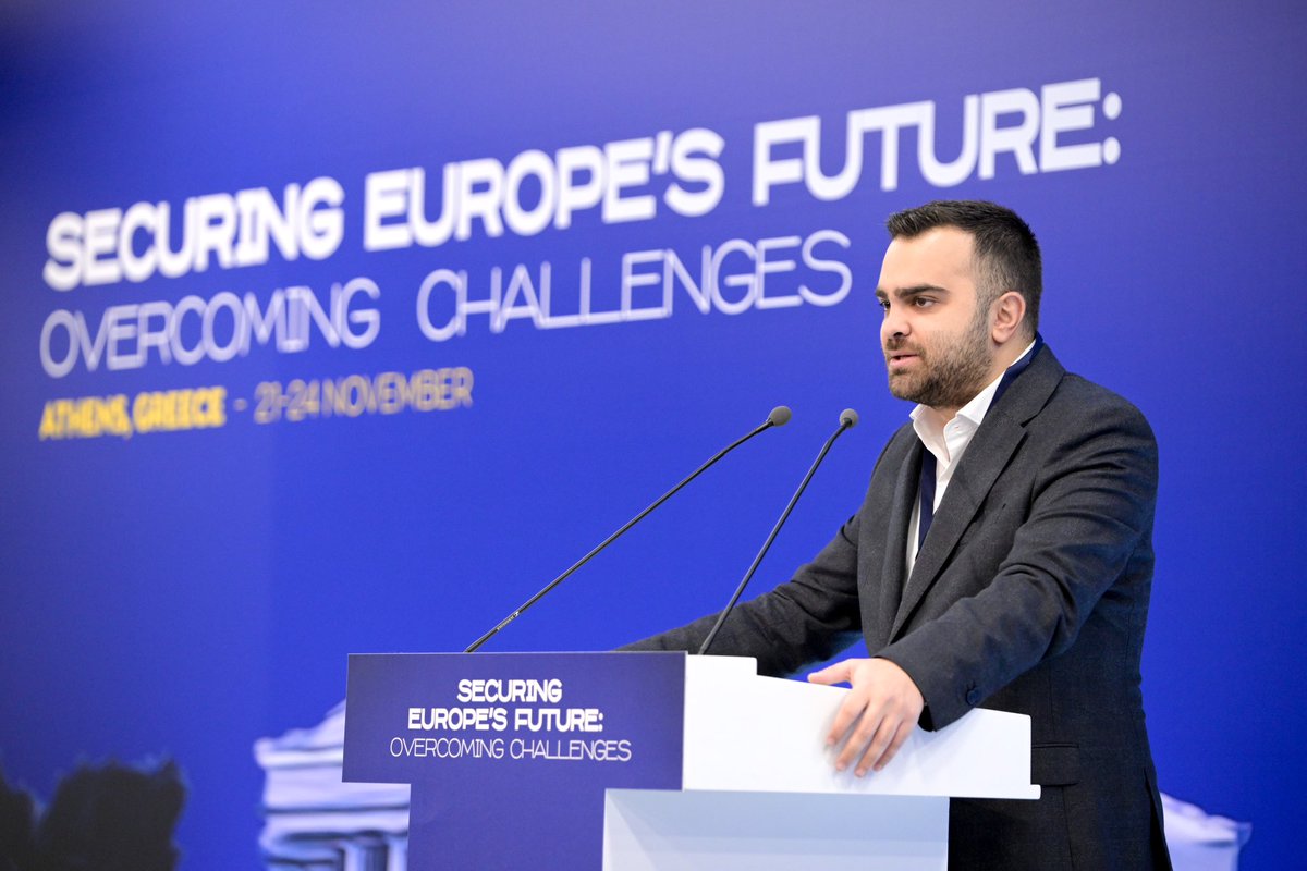 Τις εργασίες της 2ης ημέρας του συνεδρίου <a href="/YouthEPP/">YEPP</a> τίμησε με την παρουσία του ο Πρωθυπουργός <a href="/kmitsotakis/">Kyriakos Mitsotakis</a>, ο οποίος επεσήμανε τις προκλήσεις που καλείται να αντιμετωπίσει η Ευρώπη, επιβεβαιώνοντας ότι η Κυβέρνηση αφουγκράζεται πλήρως τα ζητήματα που αφορούν τη νέα γενιά.
