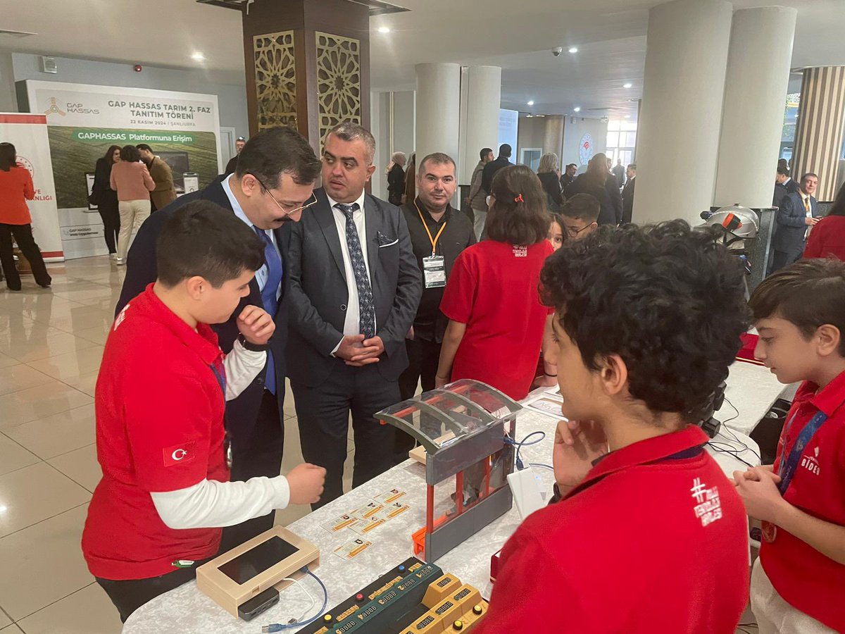 📌 Kalkınma Ajansları Genel Müdürü Ahmet ŞİMŞEK, 🚀Teknofest 2024’de Türkiye dereceleri elde eden öğrencilerimizle bir araya geldi.

🔋Öğrencilerimiz başarı elde ettikleri projelerinin sunumunu yaptılar.

<a href="/gap_idaresi/">GAP İdaresi</a> <a href="/ahmet_simsektr/">Ahmet Şimşek</a> <a href="/Hasan_maral/">Dr. Hasan MARAL</a>