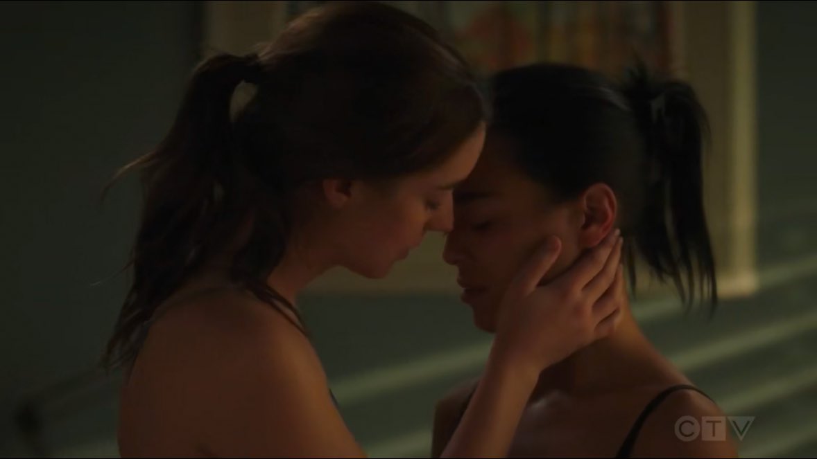 lesbihonestbr's tweet photo. Noite passada, aconteceu algo cômico: o ep de despedida da Mika em Grey's Anatomy e a estreia da 3° temporada de TSLOCG aconteceram ao mesmo tempo, e Midori Francis protagonizou o fim do relacionamento de Jules e Mika e o fim do arco da Leighton e da Alicia.. ao mesmo tempo! https://t.co/v8uXHj9kJk