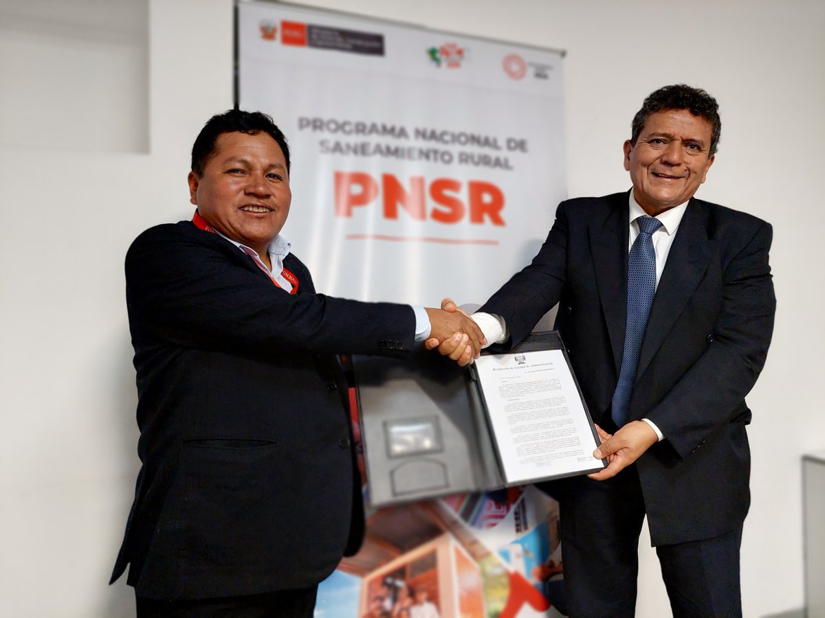 PNSR_MVCS's tweet image. #Cisternas QueDanVida💧 | Gracias al compromiso del #PNSR, se oficializó la entrega de un camión cisterna a la Municipalidad Distrital de Chupa, beneficiando a 1,145 habitantes de las comunidades de Rukus, Unión Calachaca y Central Calachaca.