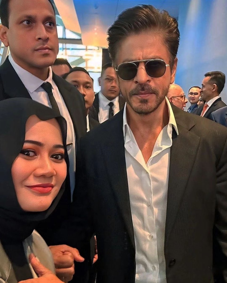 Srk_bangalore's tweet photo. Dashing Shah Rukh Khan graces the launch of Bin Zayed International Company in Malaysia! ✨
#ShahRukhKhan #BinZayedInternational #Malaysia #EventLaunch #SRKCharm @iamsrk @iamsrkclub @RedChilliesEnt https://t.co/Xxcx292zyp