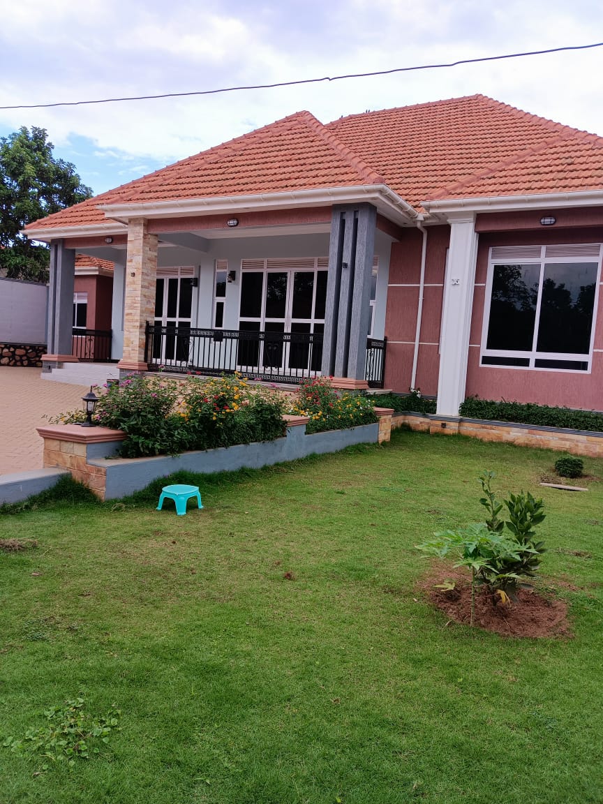 shukranproperty's tweet photo. BRAND NEW HOUSE  FOR SALE

Located in Kitende on Entebbe road

#3bedrooms dinning &amp; sitting rooms, kitchen and boy's quarters

Seated on #14Decimals private mailo land title

Asking price #450m ugx slightly negotiable

Call 0706592177

Besigye Juba Bobi alien skin https://t.co/TOHhddWH45