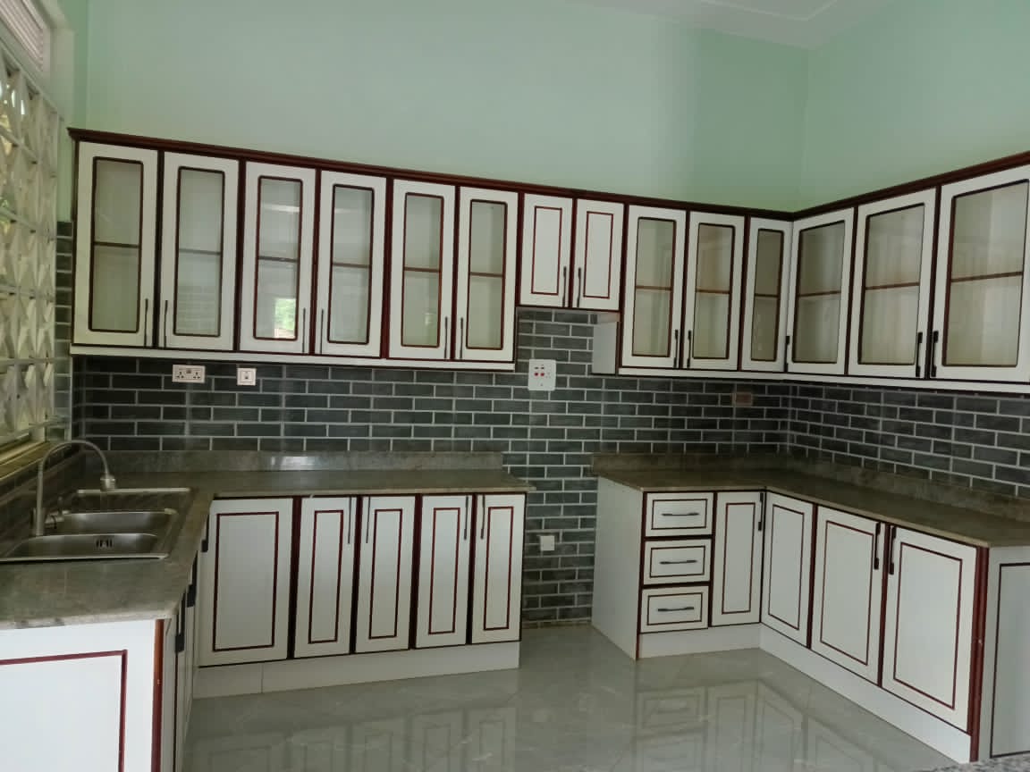 shukranproperty's tweet photo. BRAND NEW HOUSE  FOR SALE

Located in Kitende on Entebbe road

#3bedrooms dinning &amp; sitting rooms, kitchen and boy's quarters

Seated on #14Decimals private mailo land title

Asking price #450m ugx slightly negotiable

Call 0706592177

Besigye Juba Bobi alien skin https://t.co/TOHhddWH45
