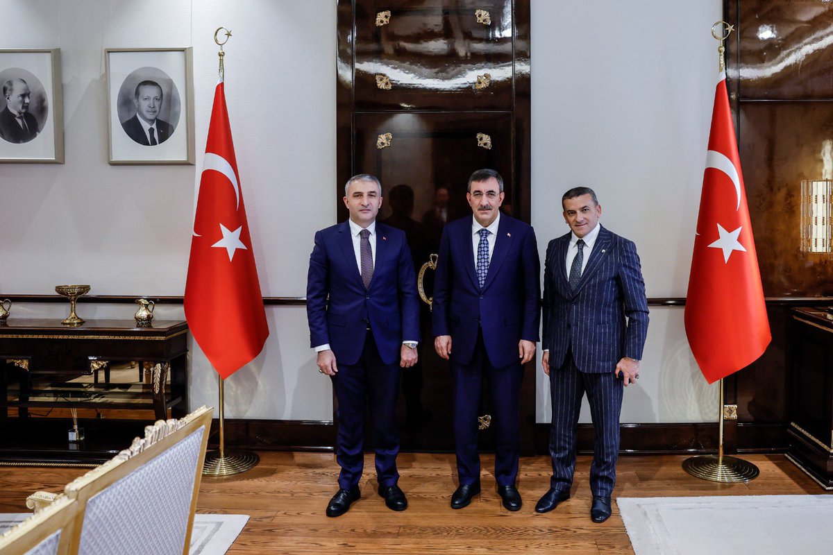 İnşaat Müteahhitleri Konfederasyonu (İMKON) temsilen Cumhurbaşkanı Yardımcımız sayın Cevdet YILMAZ’ı makamında ziyaret  ettik.

Ziyaretimizde yapı sektöründe yaşadığımız başlıca sorunlarımız olan;

▪️Merkez Bankası politika faiz oranlarının düşürülerek konut ve ticari kredilere