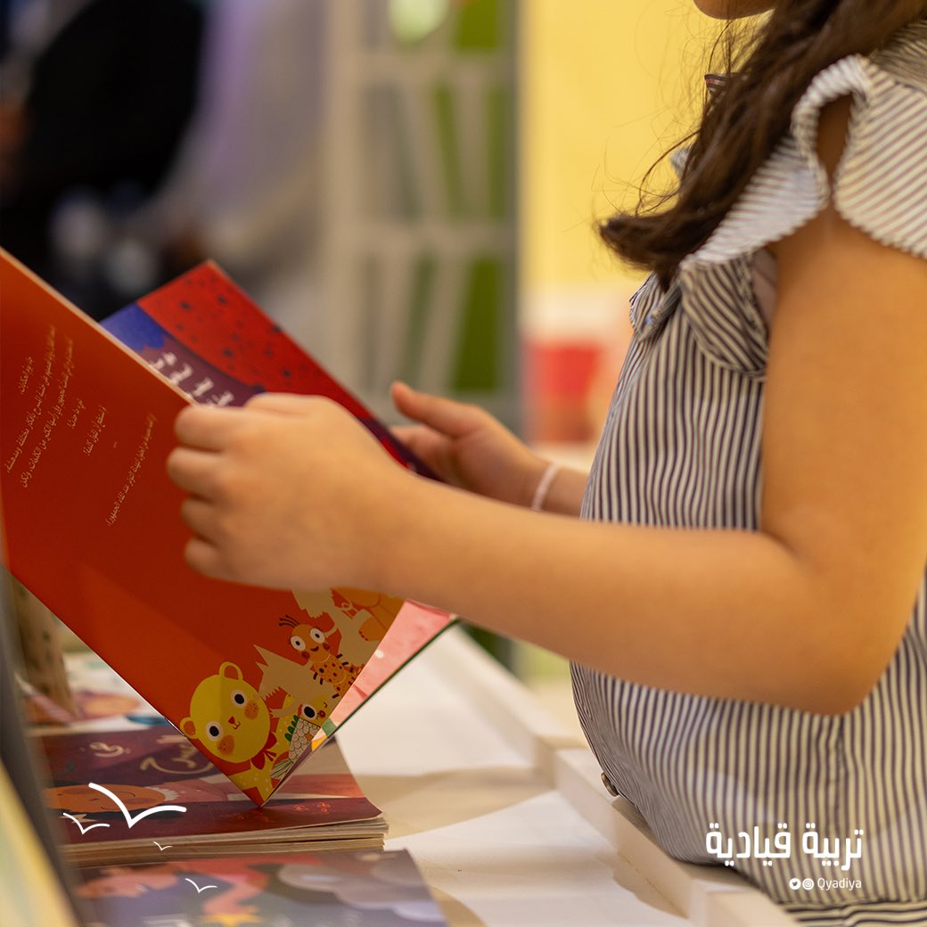 Qyadiya's tweet photo. تصفّح الكون واعتبره كتابًا 👧🏻📖✨

مساء بديع تبعثه #تربية_قيادية للقرّاء.. وتدعوكم لتصفح (#شمعة_فرح_في_المسرح) محلقين بأحلامكم 💜💫
تأليف ندى المنصور ورسوم نهى جمال. https://t.co/IfHSeCL3Db