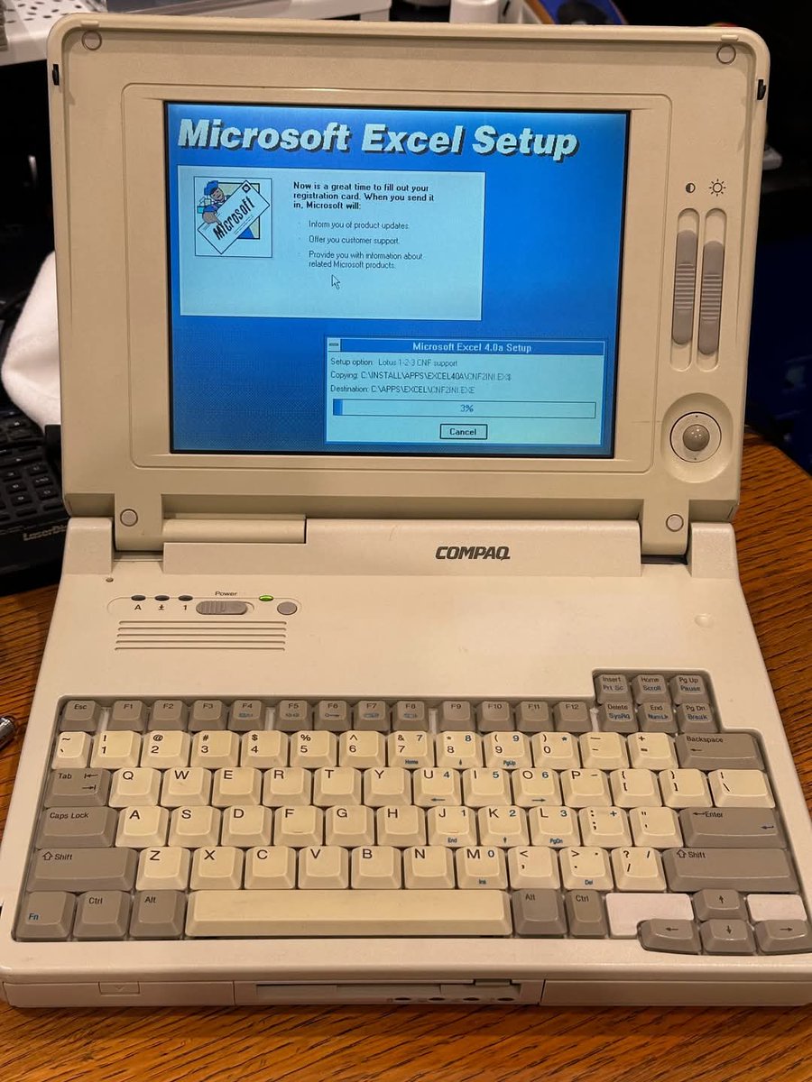 realRetroPC's tweet photo. It's time to BUSINESS. Compaq Style. 💼✨ https://t.co/wiWtz4rywP