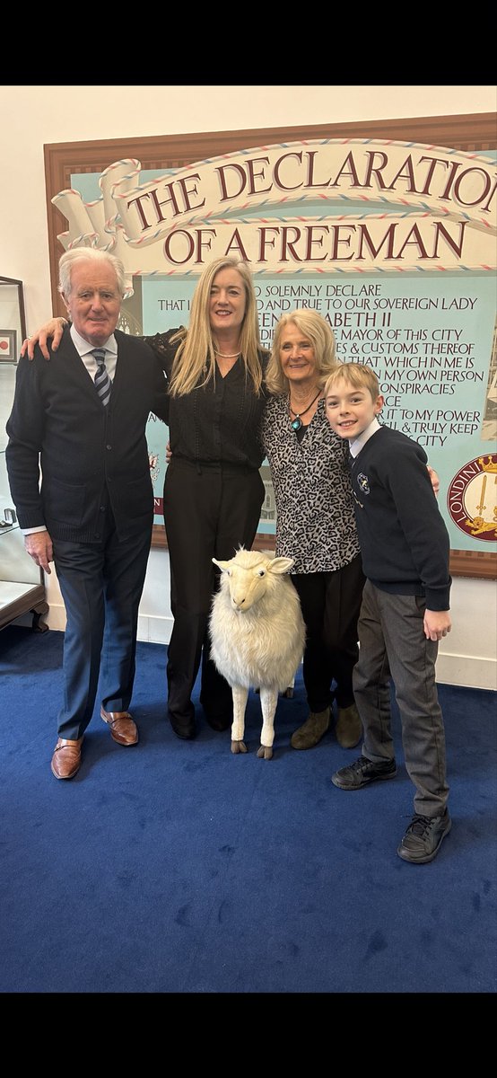 PeterSiegert's tweet photo. On Wednesday I had the pleasure of attending the ceremony for my client Fiona McCann from the Bishops Finger pub, Smithfield. She was made a Freeman of the City of London.
#stocktaker #stocktake #pub #pubs https://t.co/NVTS2WDAk6