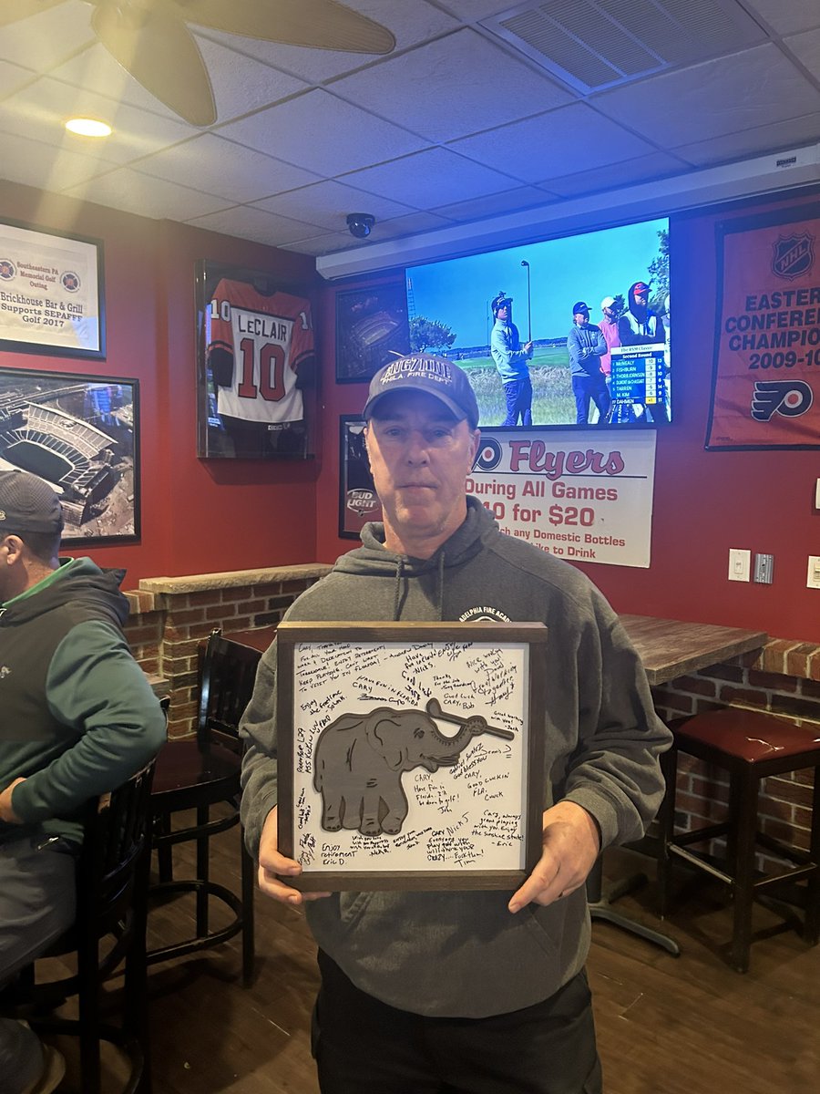 AndrewDooleyGCS's tweet photo. Annual end of season lunch at our local pub. Thanks for a great 2024 season #turf #team @UnionLeagueGolf #Torresdale ๐๐๏ธโณ๏ธ๐๐๐ช@JStehel @ScottBordner @NickSurretteEM https://t.co/wcEjMxy6At