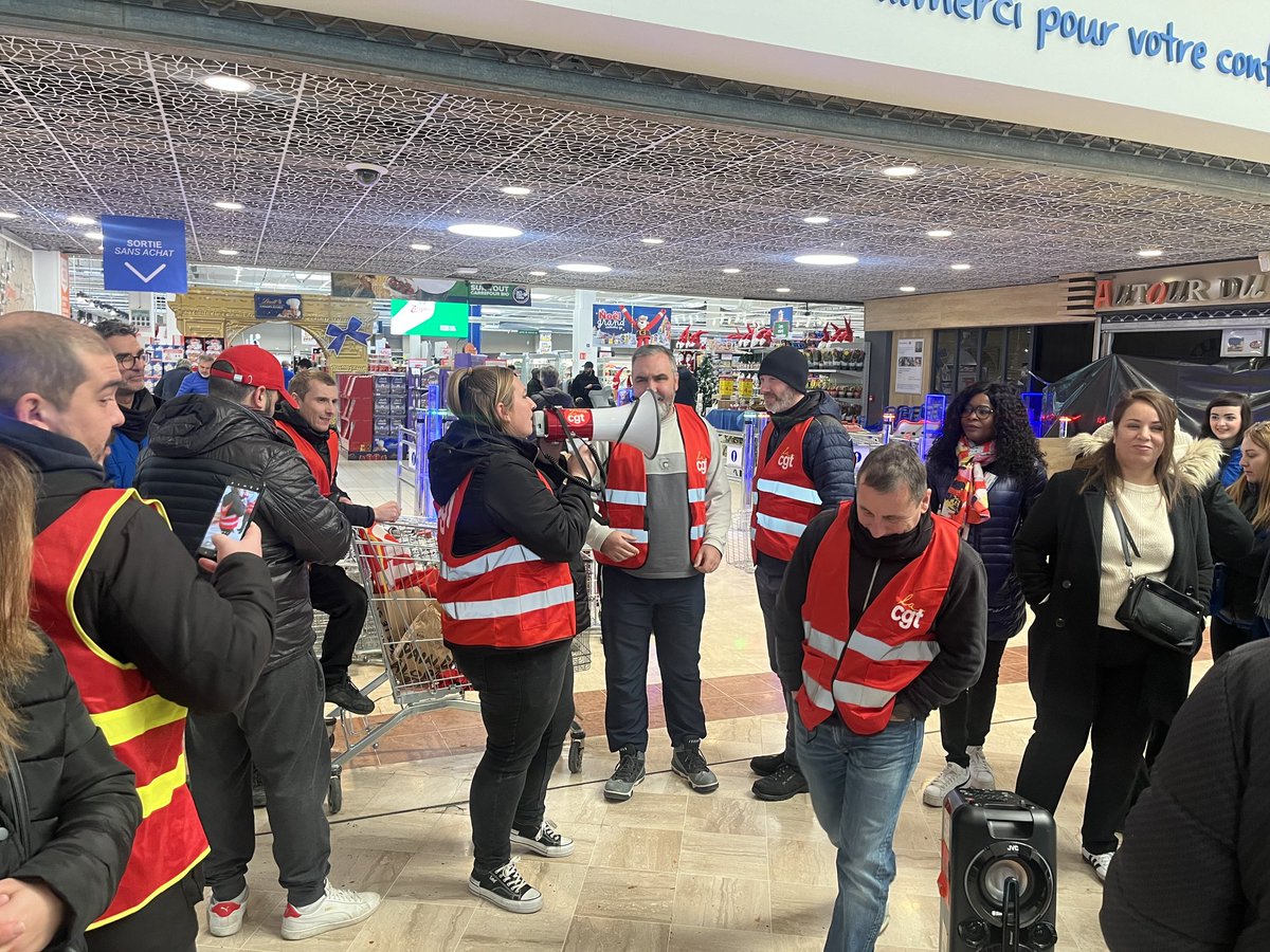 Suite inondation du 17 octobre sur la commune de Givors 
Je suis revenu leurs exprimer mon soutiens aux travailleuses et travailleurs de Carrefour en lutte.