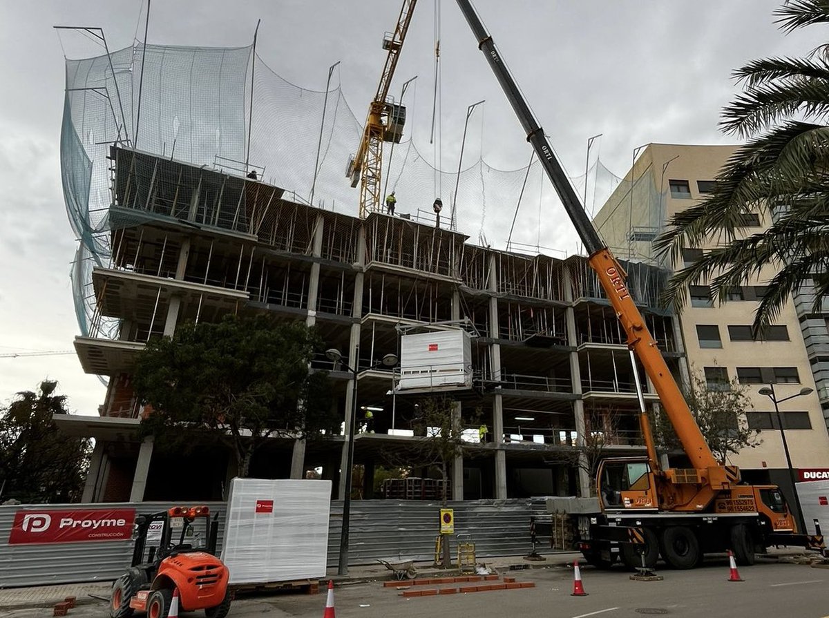 ProymeESP's tweet photo. En Proyme Lab apostamos por la construcción industrializada para un futuro sostenible. Con metodología BIM, optimizamos recursos y reducimos el impacto ambiental.
Tras instalar 56 baños en Patraix Nou Safranar, colocamos 108 en Nou Safranar II.🚀🌍
#Proyme #ConstrucciónSostenible https://t.co/qxWNlQ2o3z