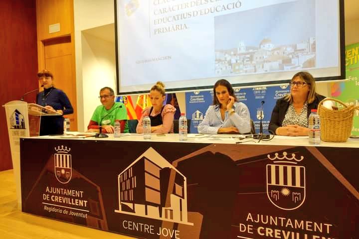escolatv's tweet photo. "Només quan la llengua base és el valencià es garanteix l’aprenentatge efectiu de valencià i castellà, l'accés a terceres llengües i la cohesió social". 

Reunió a #Crevillent per a informar de la pròxima consulta pública a les famílies. Amb les companyes d'El Raig i @STEPV_Iv. https://t.co/8nuqNlK2Q3