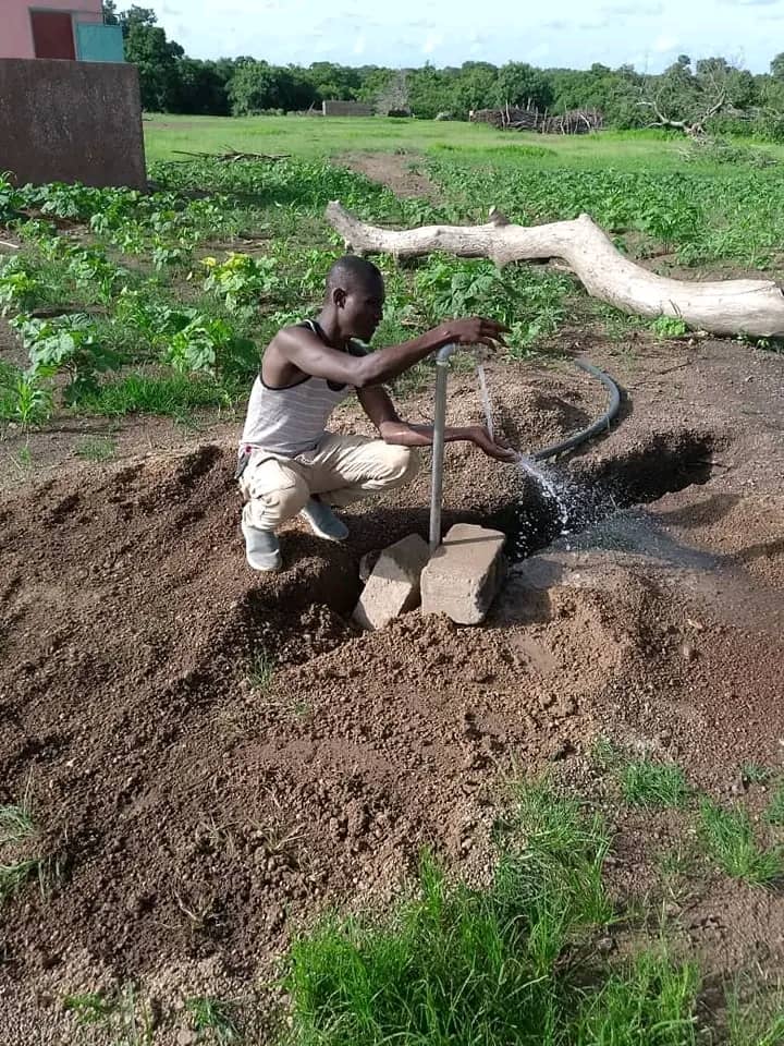 ONGSIRABASCHOOL's tweet photo. Merci aux fidèles partenaires de @ONGSIRABASCHOOL, la @foundationrotary et @OneGlobalVill, un forage d'eau vient de s'ajouter aux trois salle de classes de second cycle de l'école Siraba School de Dagabo construites par la fondation rotary avec un château d'eau. 
#FondationRotary https://t.co/msLs81GbKq
