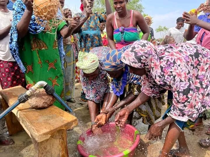 ONGSIRABASCHOOL's tweet photo. Merci aux fidèles partenaires de @ONGSIRABASCHOOL, la @foundationrotary et @OneGlobalVill, un forage d'eau vient de s'ajouter aux trois salle de classes de second cycle de l'école Siraba School de Dagabo construites par la fondation rotary avec un château d'eau. 
#FondationRotary https://t.co/msLs81GbKq