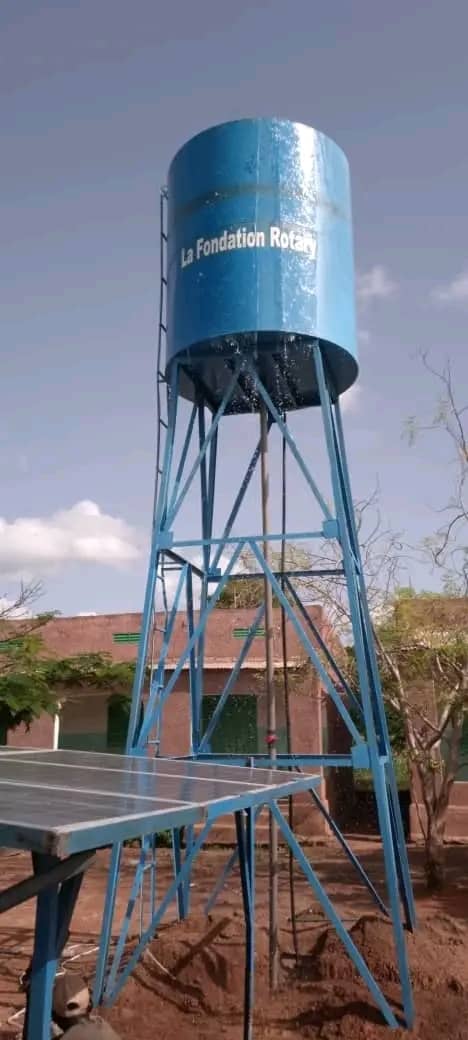 ONGSIRABASCHOOL's tweet photo. Merci aux fidèles partenaires de @ONGSIRABASCHOOL, la @foundationrotary et @OneGlobalVill, un forage d'eau vient de s'ajouter aux trois salle de classes de second cycle de l'école Siraba School de Dagabo construites par la fondation rotary avec un château d'eau. 
#FondationRotary https://t.co/msLs81GbKq