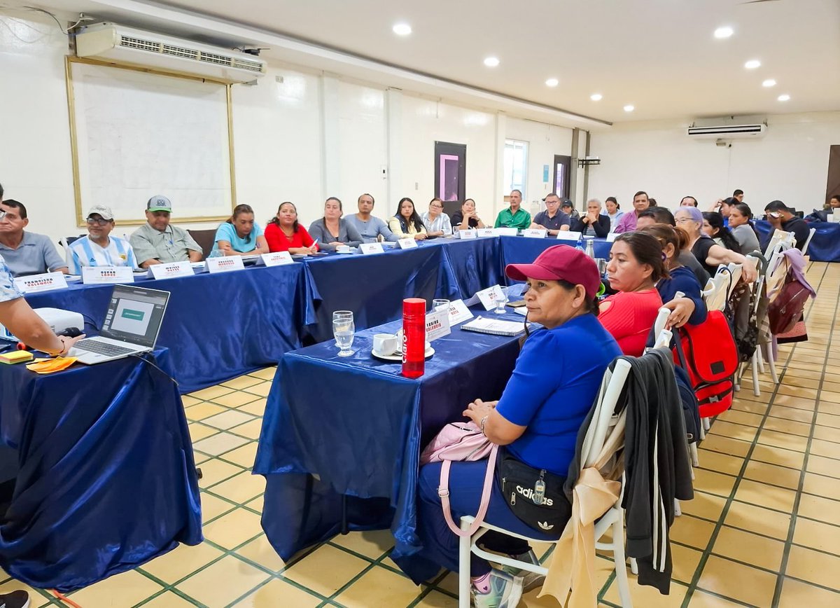 Fundeorg's tweet image. #Transparencia 🔍 | En la zona occidental continuamos el Curso de Fortalecimiento de Capacidades en #ContraloríaSocial para organizaciones de sociedad civil 📚📍

Hoy destacamos la importancia del acceso a la información pública como pilar fundamental para la contraloría social.