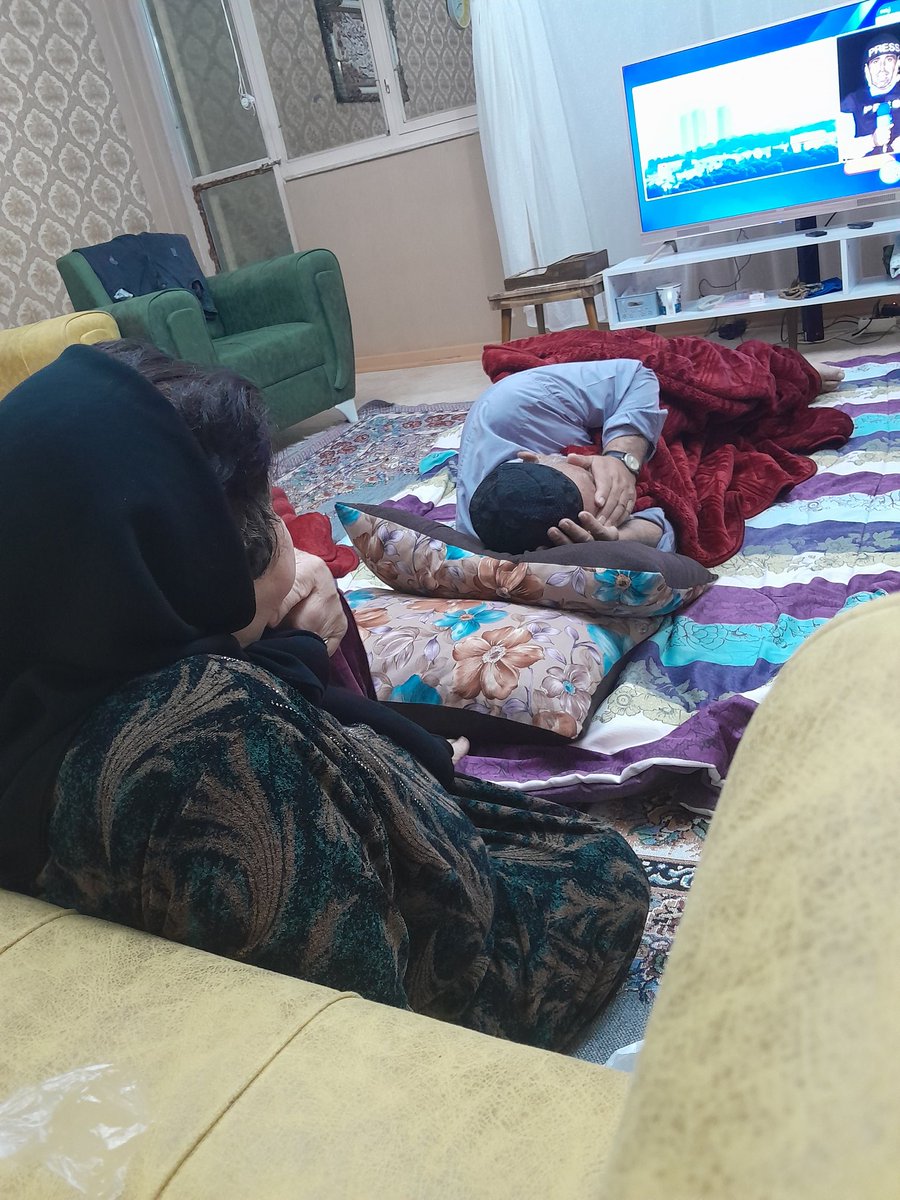 اگر بار دیگر به دنیا بیایم و بپرسند چه میخواهی ؟
نمیدانم دیگران چه خواهند گفت!
اما من باز هم میخواهم فرزند همین پدر و مادر باشم❤️
