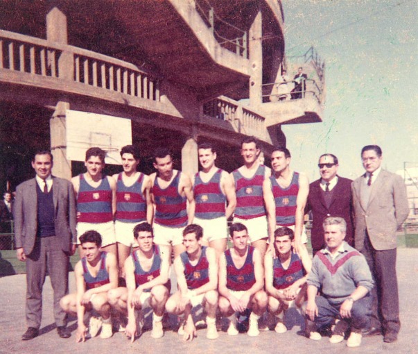 Imatge del <a href="/FCBbasket/">Barça Basket</a> 1963-64, l'equip que va baixar a segona. L'entrenador Josep Grau (el primer dret a la dreta) agredí un dels àrbitres al final del darrer partit de la promoció, a BCN, i va ser sancionat de per vida. La secció va viure la seva pitjor època entre 1961 i 1965