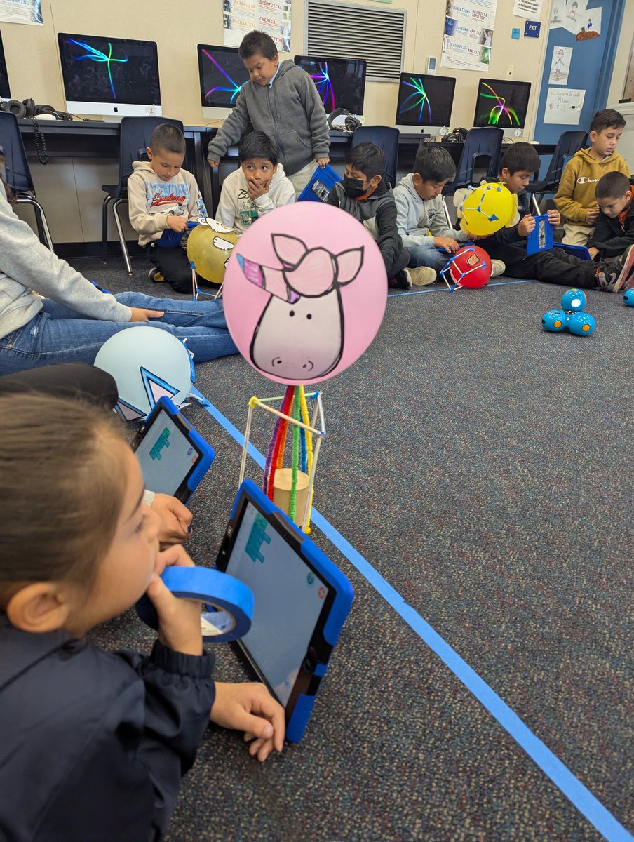 vsalasmath's tweet photo. .@MrsMartinez1537 class is getting ready for the Macy's Thanksgiving Day parade. @NorthamPride students code the parade route for their balloons. @RowlandSchools #WeAreRUSD https://t.co/TzmcdDvgRq