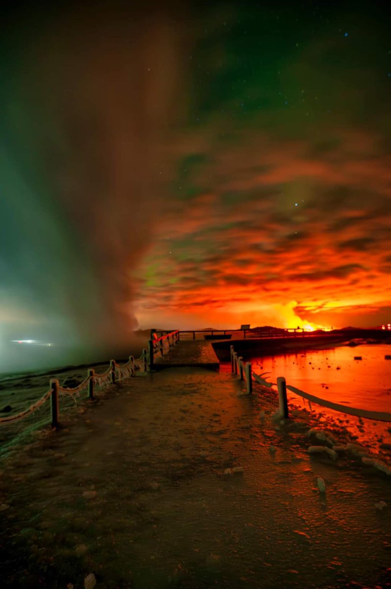 These stunning shots of Icelandic combo - Volcano eruption, Ice, Hot spring steam and Aurora northern lights in single frames (yesterday evening 21.11.2024) 
📸: Wioleta M. Gorecka/Fb 

#Iceland #Volcano #NorthernLights #HotSpring #Reykjanes #Grindavik #Reykjavik