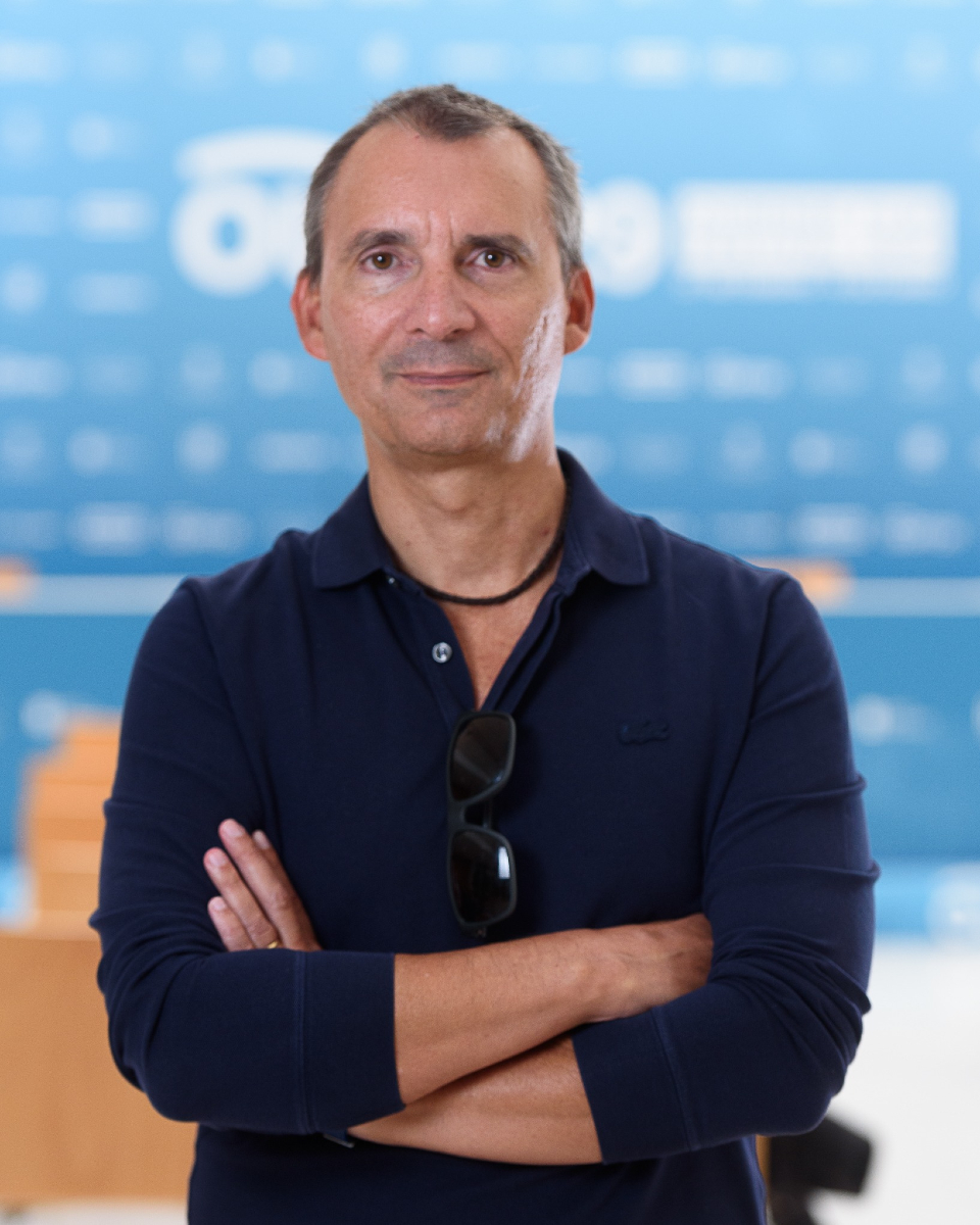 ⬜️ RETRATOS #OUFF2024 · ALEJANDRO HERNÁNDEZ ⬜️

O cineasta Alejandro Hernández acompañounos nesta edición do festival e recibiu o Premio Calpurnia de Honra Internacional 2024.