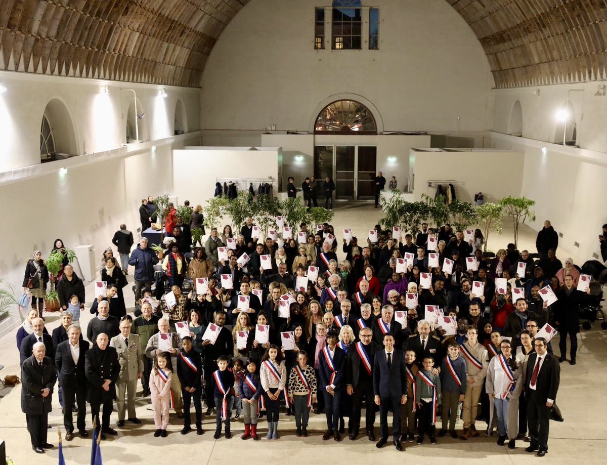 Arnaud_Pericard's tweet photo. #Citoyenneté | Honoré d'accueillir à @StGermainLaye @othmannasrou, Secrétaire d’Etat chargé de la citoyenneté et de la lutte contre les discriminations, pour la Cérémonie d’accueil dans la #nationalité française,
organisée en lien avec la Sous-Préfecture de Saint-Germain. 🇫🇷 https://t.co/srFx9LsUFC