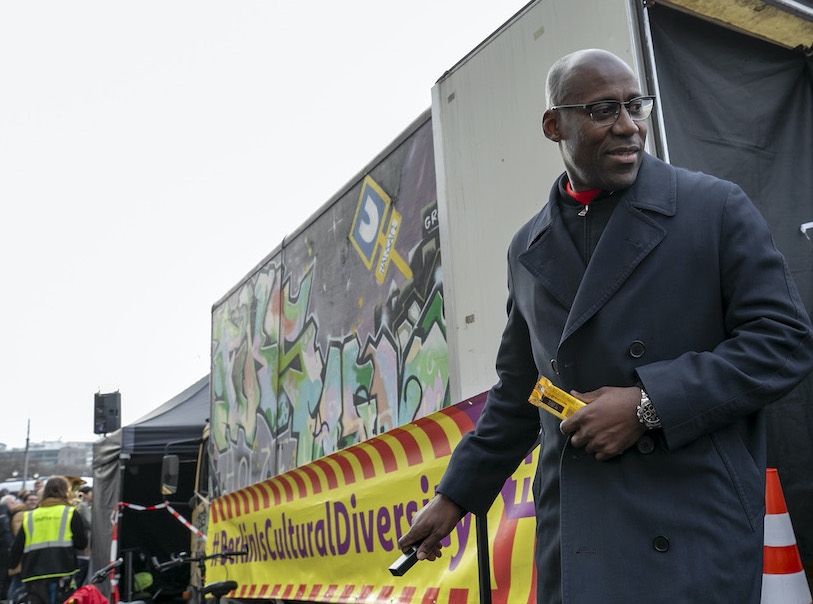 Berliner Sparpolitik nach Holzhammerart: Eine Streichliste der Regierungsparteien macht die Runde. Kenntnis- und kompromisslos betreiben sie Kulturabbau. Es ist  Zeit, dass der Kultursenator <a href="/ChialoJoe/">Joe Chialo</a> die rote Linie zieht – oder geht. Ein Kommentar.nachtkritik.de/recherche-deba…