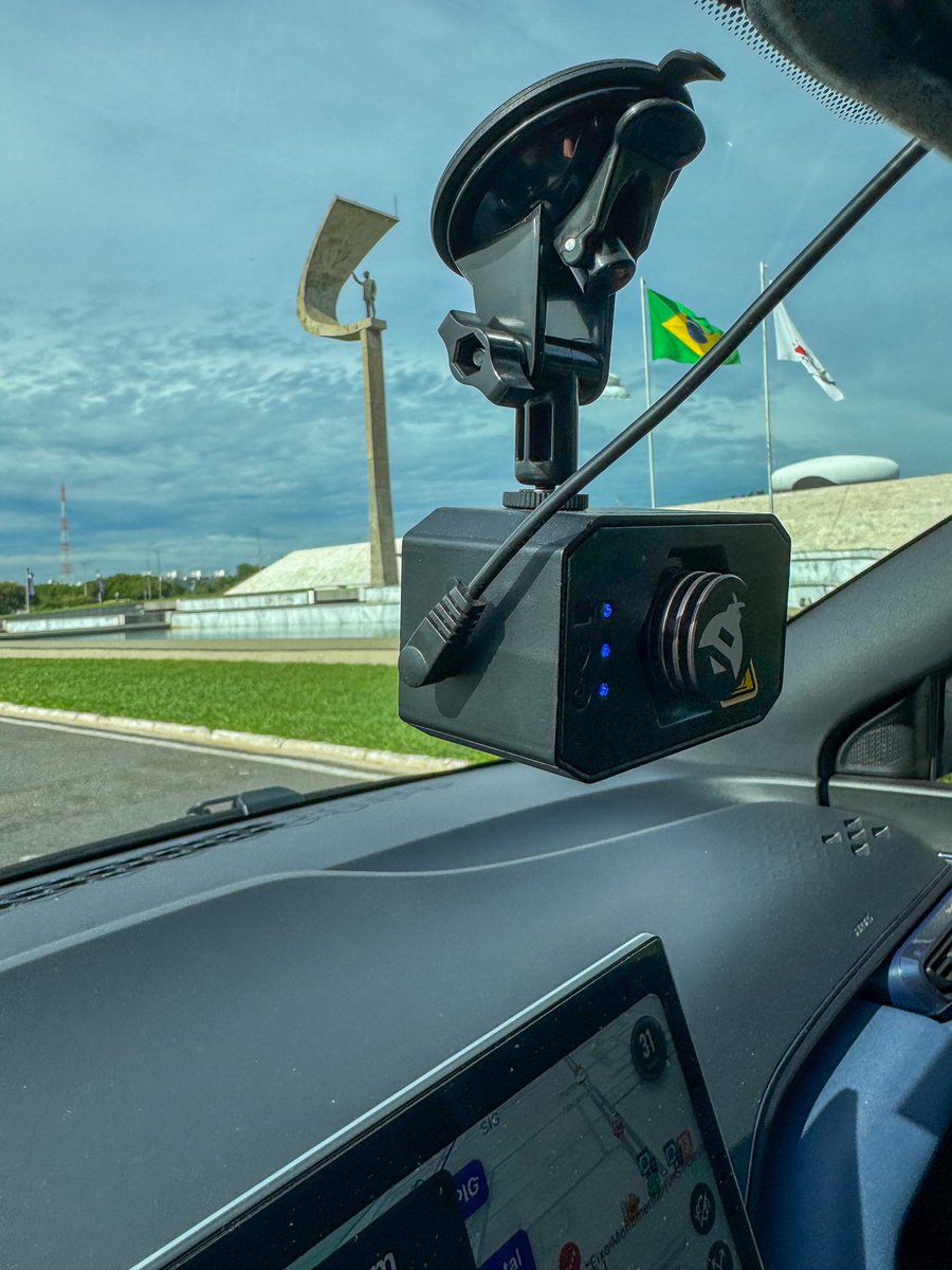 Hitining's tweet image. The JK Memorial in the background, a @hivemapper dashcam in the foreground, and the future of decentralized mapping in motion. 🌐 🇧🇷 

#Hivemapper #DePIN #HONEY #Bee #BeeMaps