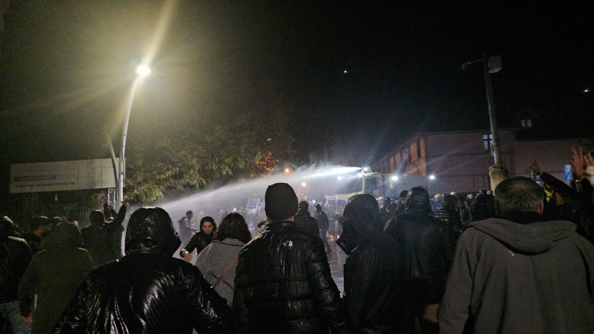 Dersim halkının iradesine el koyanlar, halka gaz bombalarıyla, tomalarla saldırıyorlar! Halkımızı, Dersim Belediyesi'ne karşı geliştirilmiş bu hukuksuz tutuma karşı çıkmaya çağırıyoruz! 
Direneceğiz, kazanacağız!