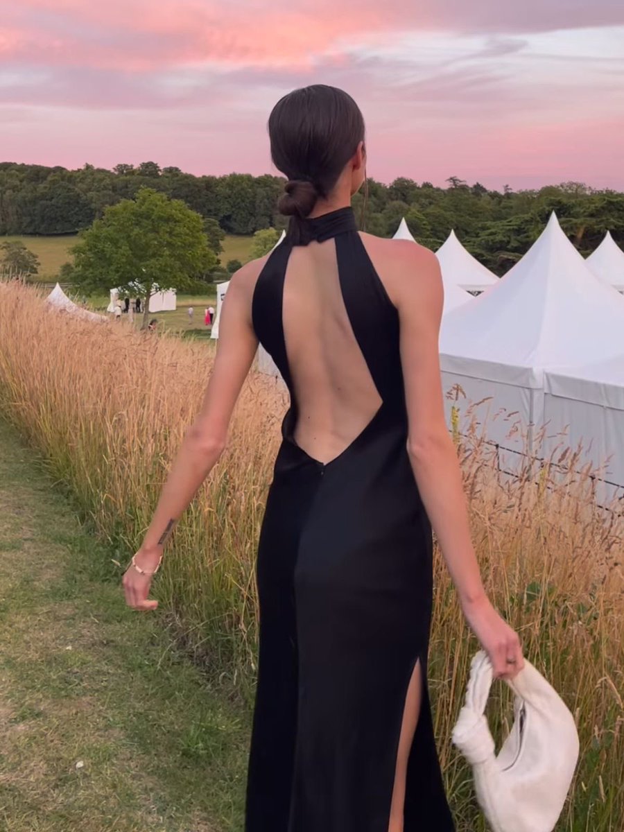 backless dress ✨