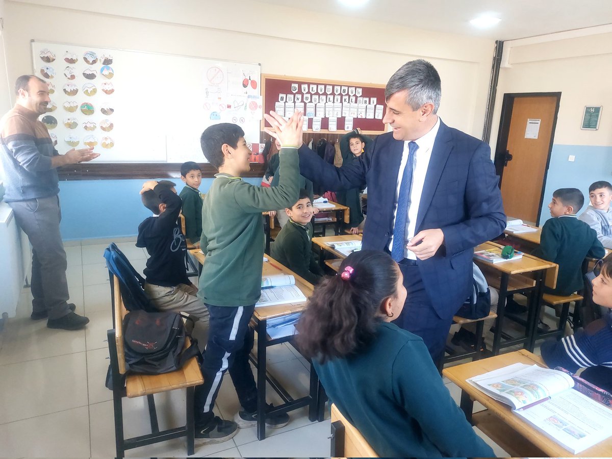 rafetakgn1's tweet photo. Ahlat Tuğrul Bey İlkokulumuzu ziyaret ettik. Öğrenci ve öğretmenlerimiz ile biraraya geldik. Okul müdürümüz Kasım Baykar'a ilgi ve alakası için teşekkür ederiz.@Yusuf__Tekin @ahmetkarakaya37 @batuhan__bingol @BilalGur30 @kasm_baykar @BeyAhlat https://t.co/dgWJ2RIpEn