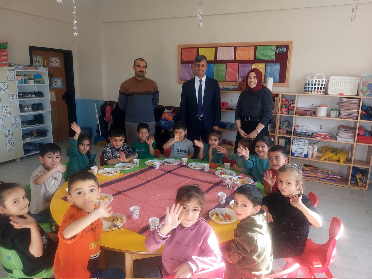 rafetakgn1's tweet photo. Ahlat Tuğrul Bey İlkokulumuzu ziyaret ettik. Öğrenci ve öğretmenlerimiz ile biraraya geldik. Okul müdürümüz Kasım Baykar'a ilgi ve alakası için teşekkür ederiz.@Yusuf__Tekin @ahmetkarakaya37 @batuhan__bingol @BilalGur30 @kasm_baykar @BeyAhlat https://t.co/dgWJ2RIpEn