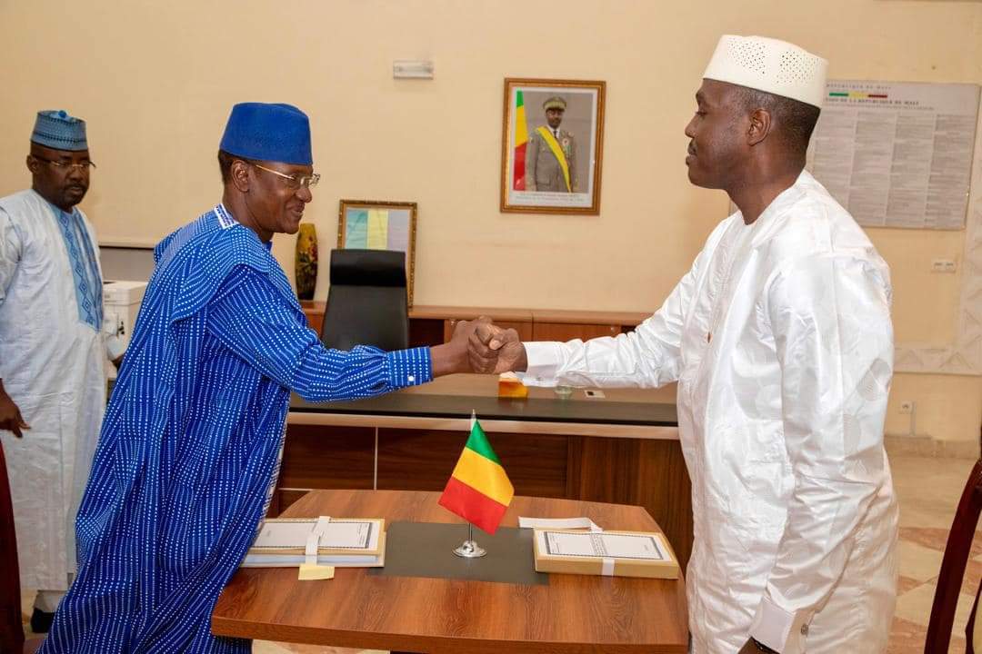 la_agir's tweet photo. 🔴Mali | Passation de charge
Entre deux Maiga
 #fyy #politique #afrique #civ225 #senegal #Mali #France #Russie #Niger #burkina 
#alternativeNouvelleCI #LéopoldVIIAbrotchi #2025OnEstDedans https://t.co/VbF6eOfxw6