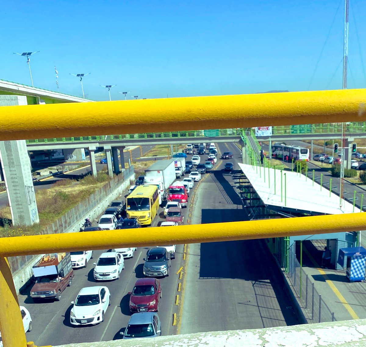 JisusJC's tweet photo. @delfinagomeza @DIFEM_ Gobernadora la salida de las Américas en Ecatepec, para incorporarse a la avenida central, siempre es un caos de movilidad. https://t.co/Kcdk2jCk0z