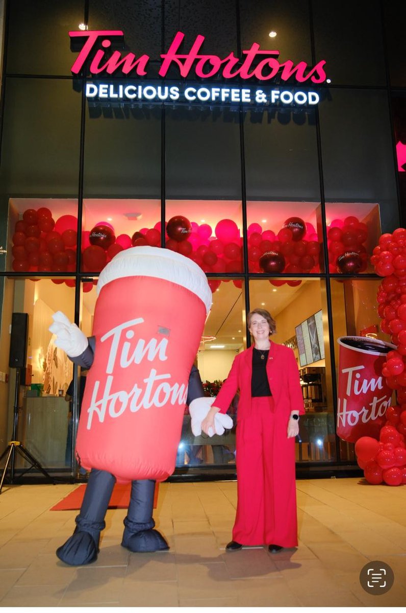 Fue un placer para la Embajada participar en la apertura del primer Tim Hortons en Panamá, una icónica marca canadiense apreciada de costa a costa. 

Este momento subraya el continuo crecimiento de nuestra asociación comercial. Le deseamos mucho éxito a Tim en Panamá.