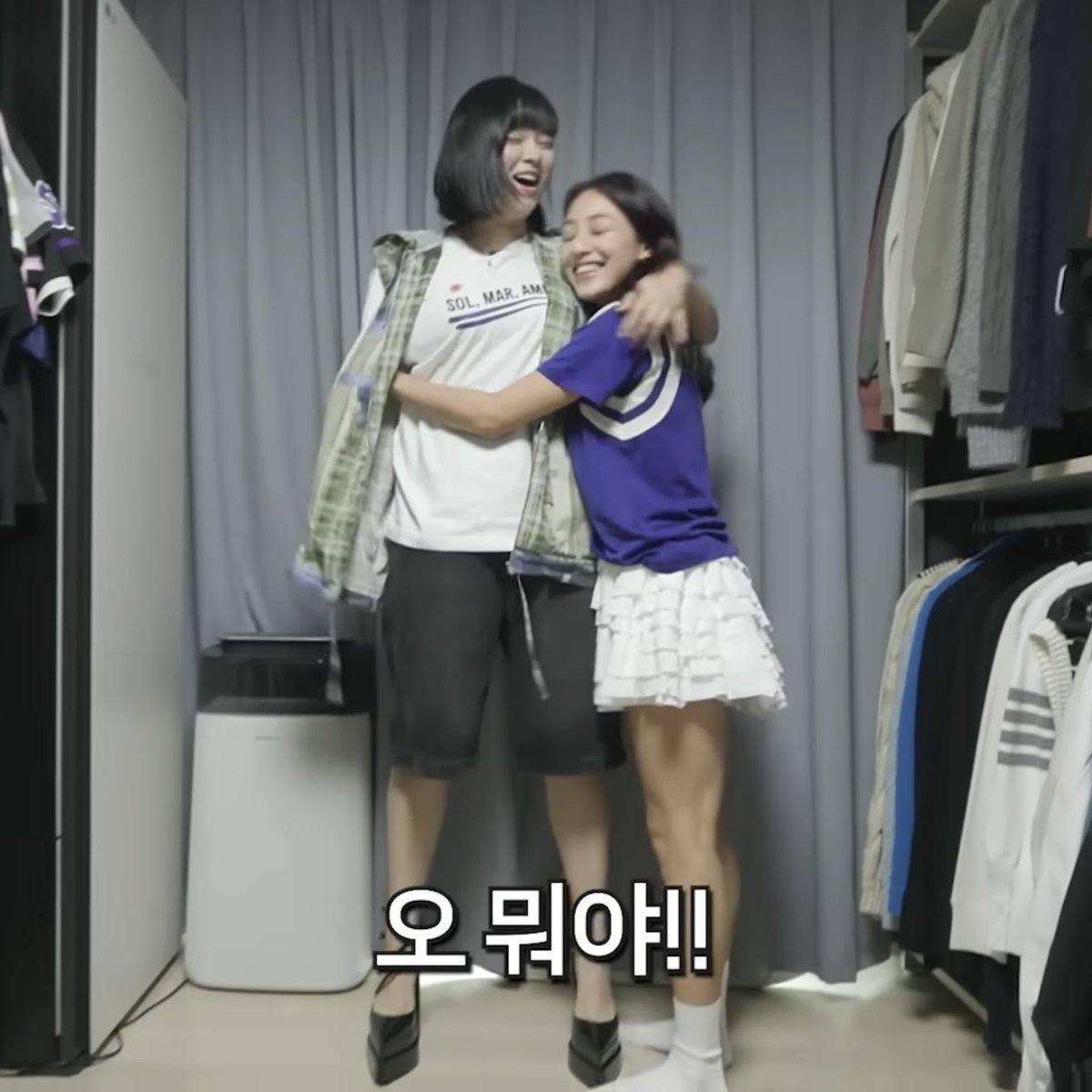 juiceyeon's tweet photo. jeongyeon wears heels just so jihyo can hold her https://t.co/cXbi9Z9TUS