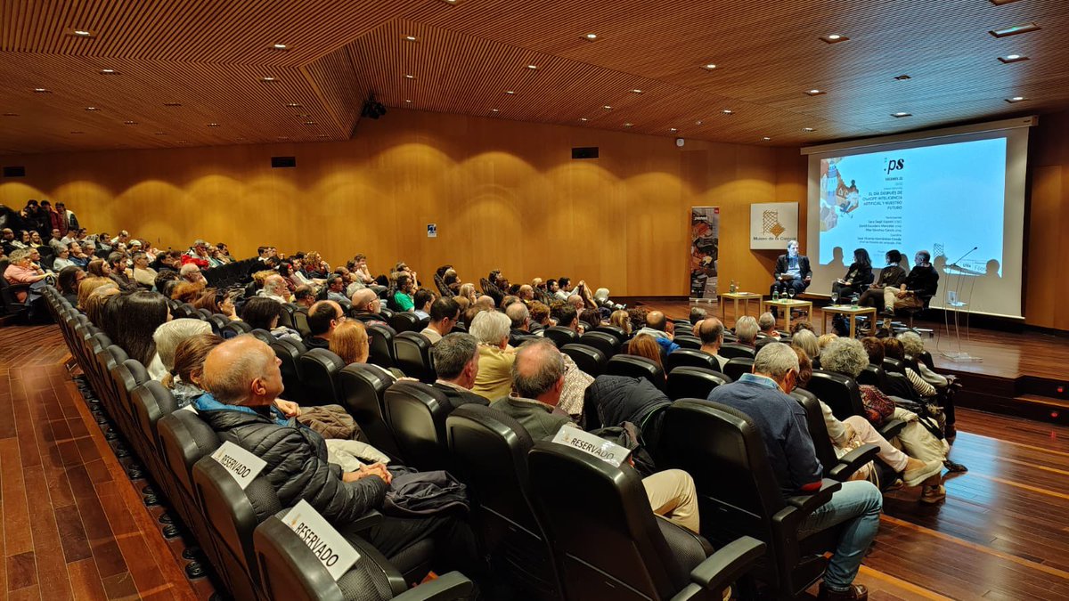 MCienciaVLL's tweet photo. Auditorio lleno en la mesa redonda ‘El día después de ChatGPT: Inteligencia Artificial y nuestro futuro’. Actividad organizada por la @FyL_UVa dentro del festival @VPiensa. https://t.co/Iq0mT8KVbb