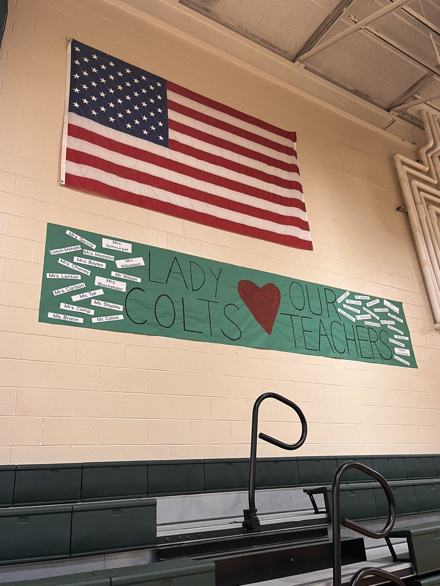 CMSLadyColt_Ath's tweet image. Our 7th grade Lady Colts not only celebrated two wins last night but they celebrated their amazing teachers! Thank you to each and every teacher for your support and hard work shaping our athletes into the students they are today. @HumbleSD_CMS @HumbleISD_Ath