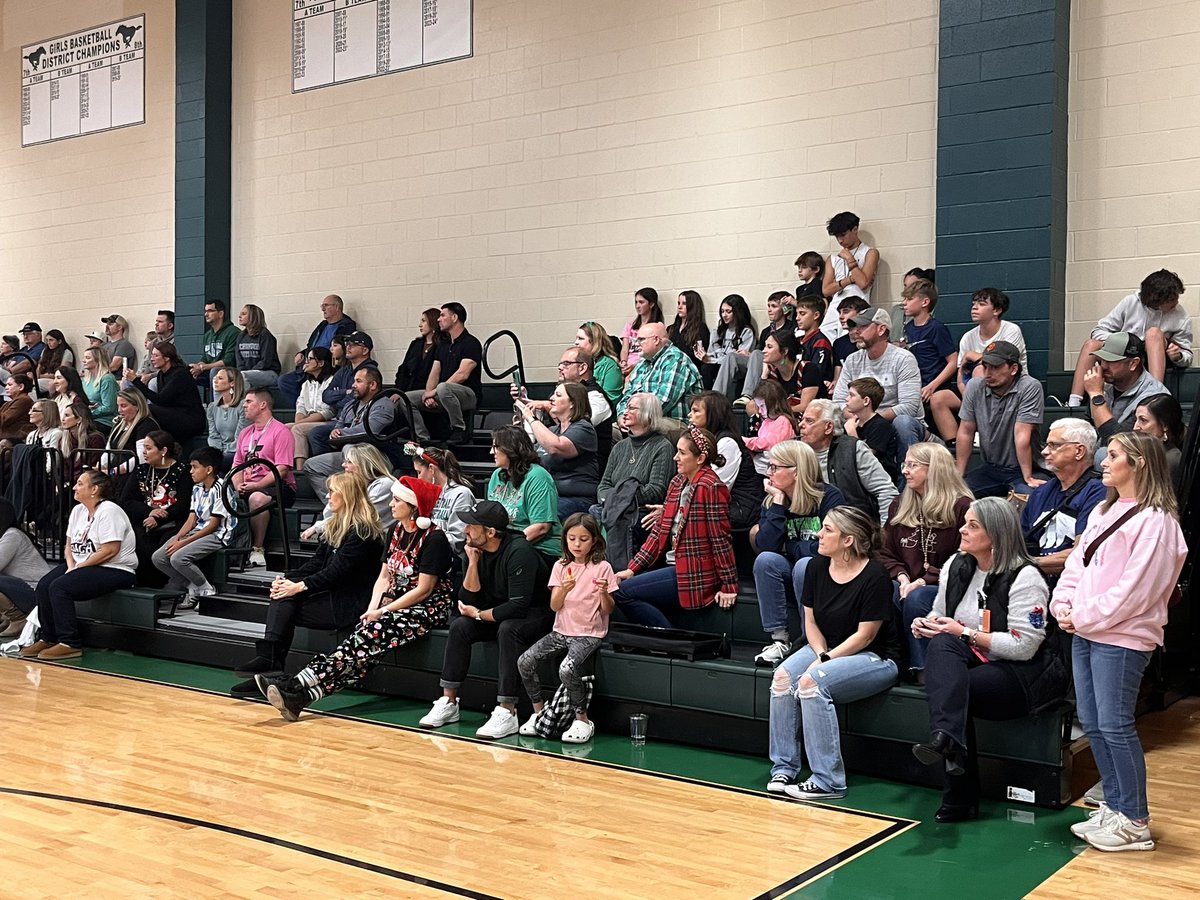 CMSLadyColt_Ath's tweet image. Our 7th grade Lady Colts not only celebrated two wins last night but they celebrated their amazing teachers! Thank you to each and every teacher for your support and hard work shaping our athletes into the students they are today. @HumbleSD_CMS @HumbleISD_Ath