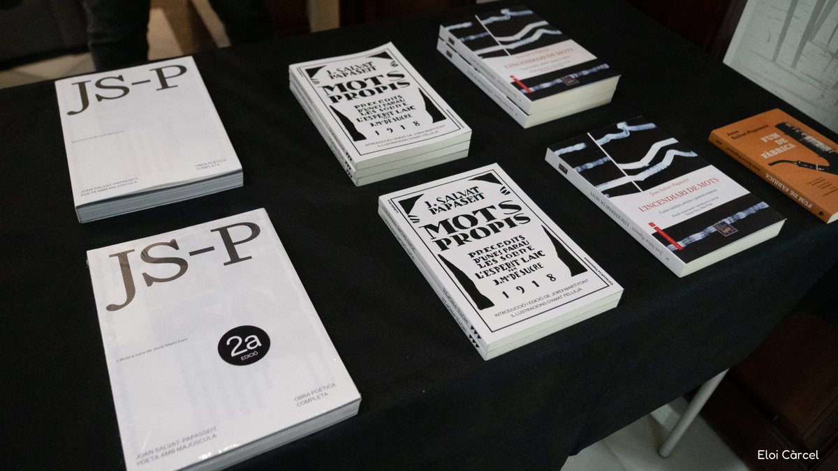 espaijoanfuster's tweet photo. Aquesta vesprada s'ha presentat al claustre de l'Espai Joan Fuster el llibre: Joan Salvat-Papasseit, Poeta amb majúscula. Amb pròleg de Joan Fuster i epíleg de Mei Vidal i Ferran Aisa. Edició a cura de Jordi Martí Font (ed.) A càrrec de: Jordi Martí Font, editor. https://t.co/kJEtiIxSdD