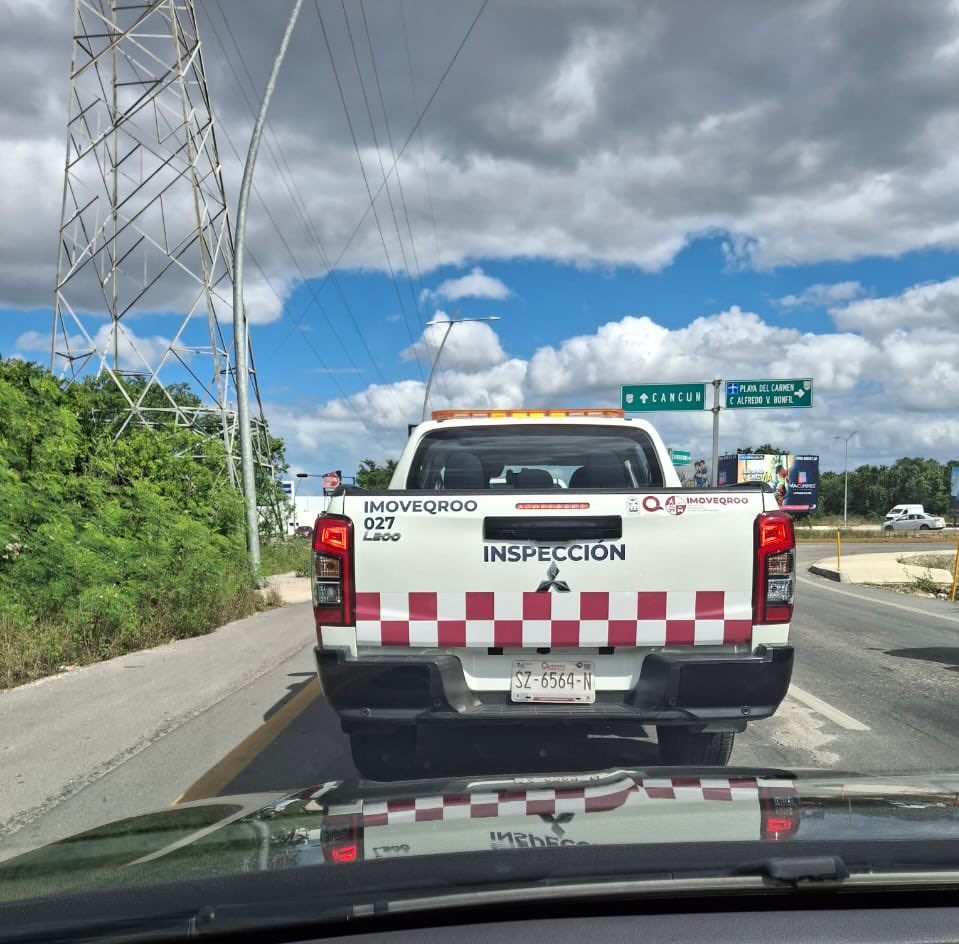 karlefik's tweet photo. Oigan @imoveqroo deberían decirle a sus choferes que tengan precaución al manejar. Este conductor se cruzó en la huayacán sin fijarse, con cero atención de lo que hace, metiéndose a mi carril, el de alta velocidad. ¿Así promueven la seguridad? Mal, muy mal. @anapatyp @MaraLezama https://t.co/N4RPyeXag9